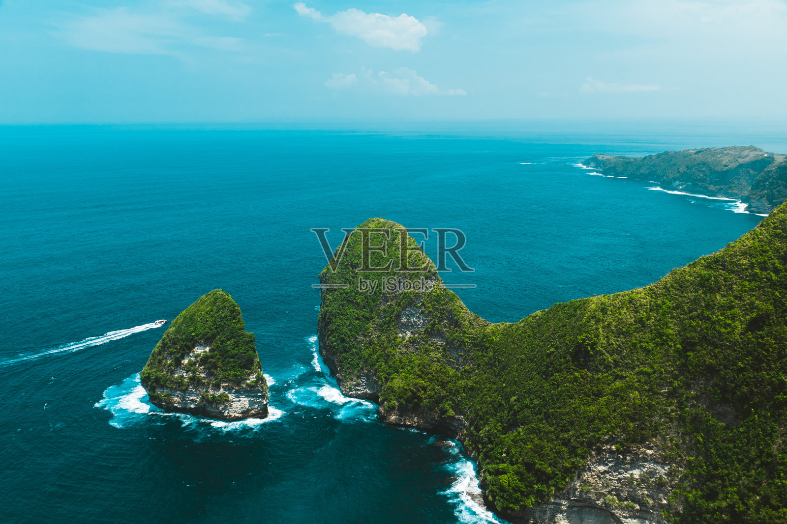 令人惊叹的热带海滩，海岩石和蓝绿色的海洋，蓝天的全景。阿图海滩，努沙佩尼达岛，巴厘岛，印度尼西亚。旅行的概念。Manta湾或Kelkinkin海滩照片摄影图片
