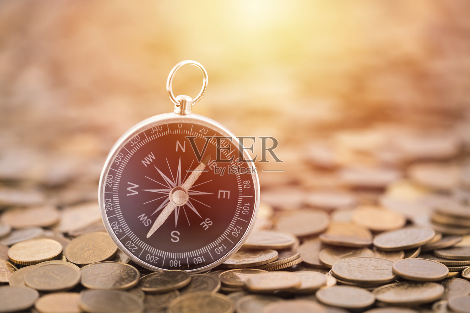 金融概念与硬币和指南针照片摄影图片