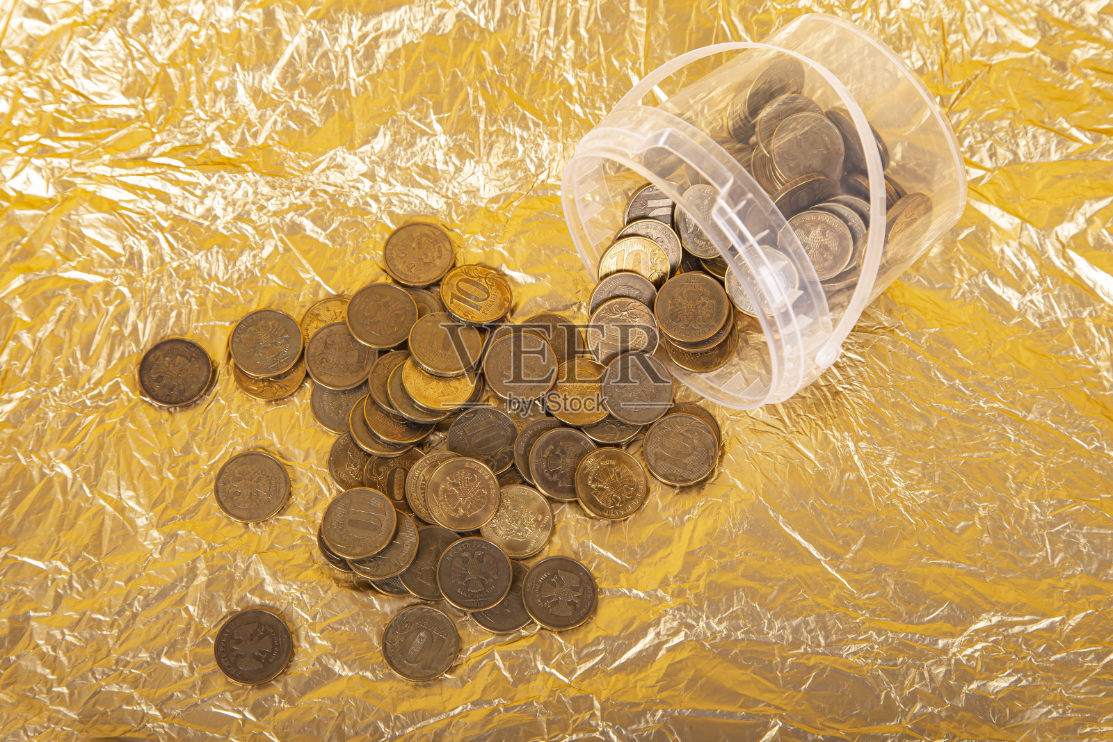 铁十卢布硬币(写十卢布，俄罗斯银行在俄罗斯)上的黄金(黄色)背景照片摄影图片