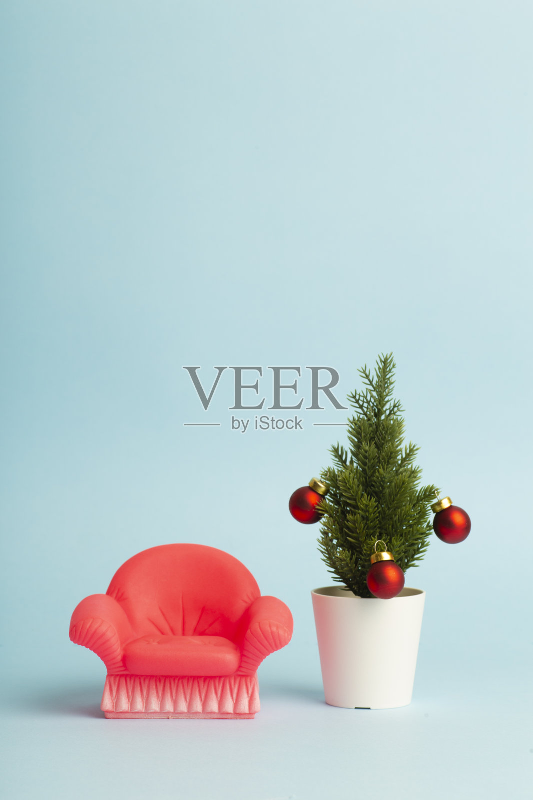 圣诞树和一个玩具椅子。新年和圣诞节的舒适概念照片摄影图片