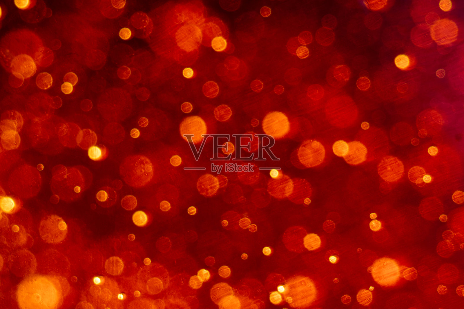 圣诞树散景灯在绿色黄金色，节日抽象的背景，模糊模糊与谷物时髦的颜色。圣诞树散景照片摄影图片