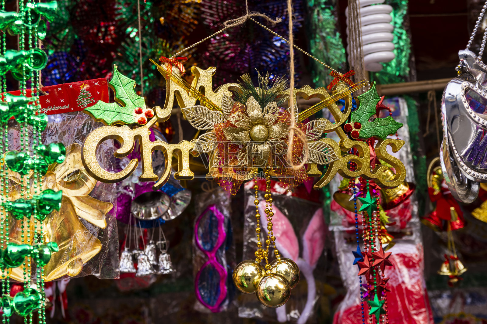 圣诞快乐书写板，圣诞球，圣诞钟声，用于节日家居装饰，2020年新年快乐。照片摄影图片