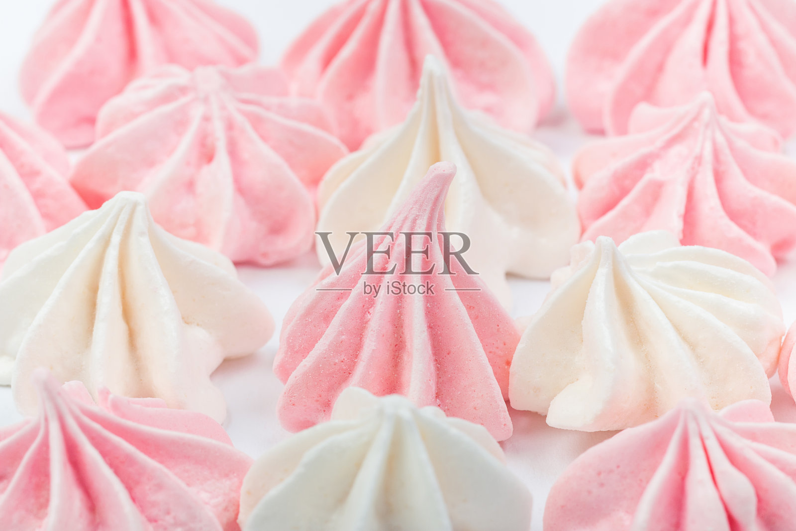 小开胃的白色和粉红色棉花糖拍摄微距与选定的焦点在工作室的白色背景。照片摄影图片