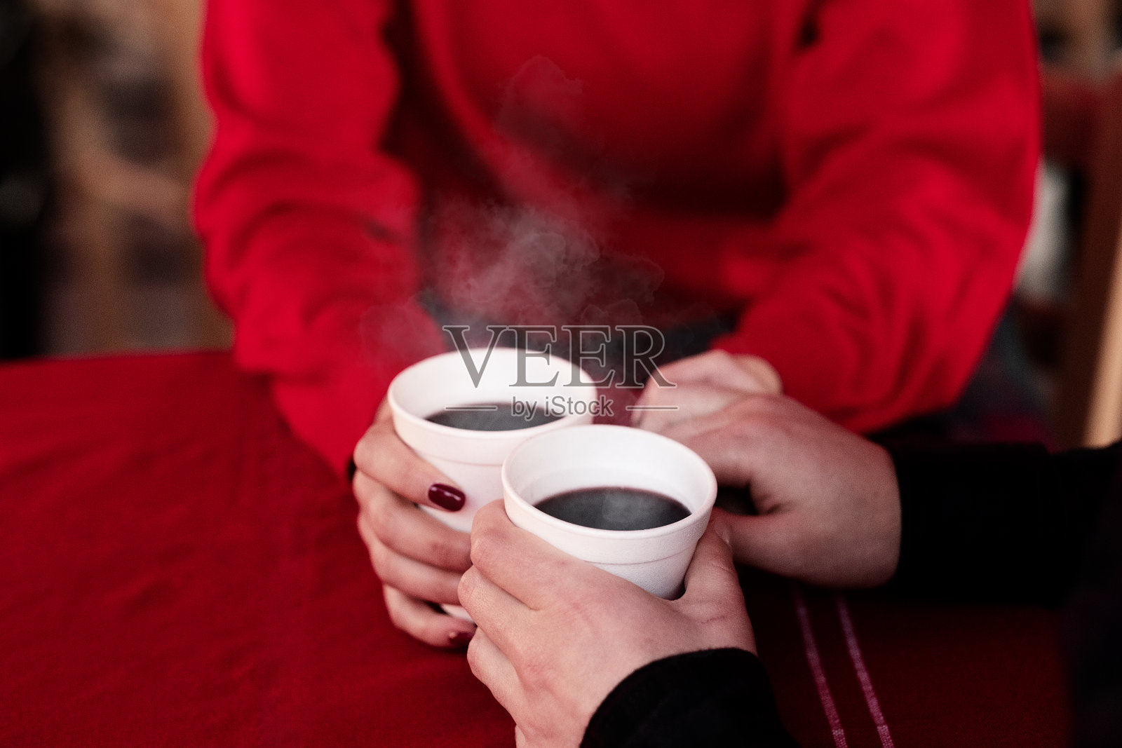 一对夫妇在圣诞市场上享用热葡萄酒潘趣红葡萄酒照片摄影图片