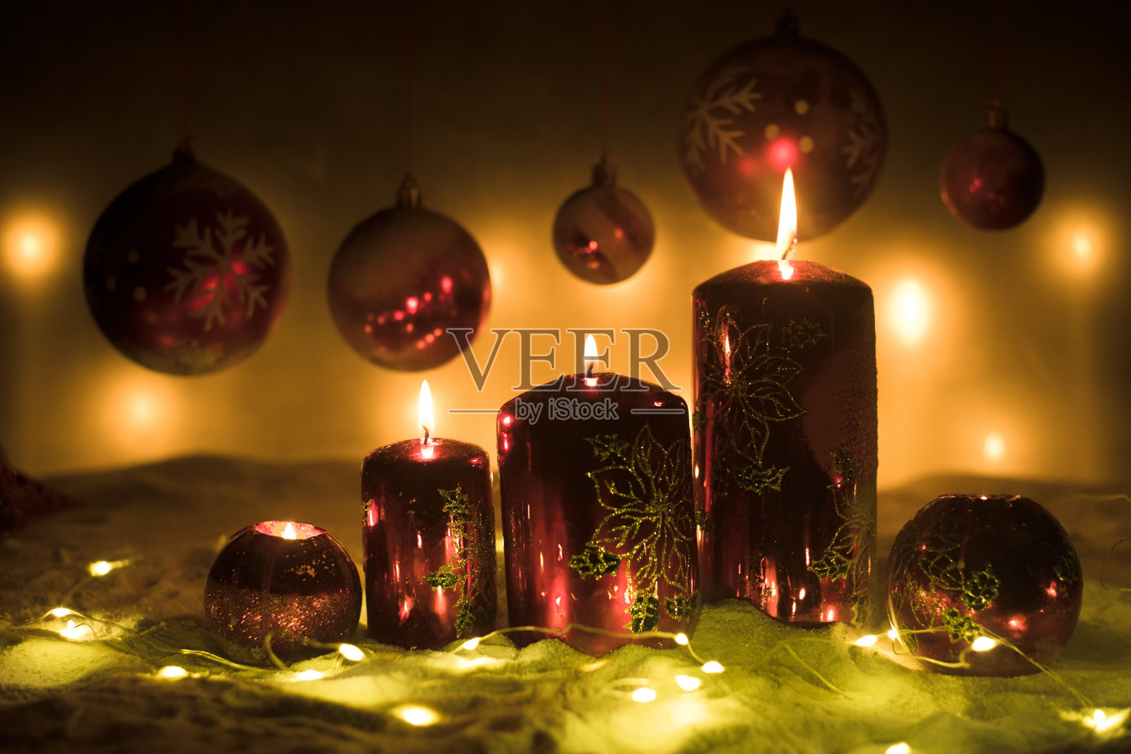 创意艺术品装饰。在黑暗的背景上用燃烧的蜡烛装饰的圣诞节装饰。圣诞装饰在暗金色的背景与灯。照片摄影图片