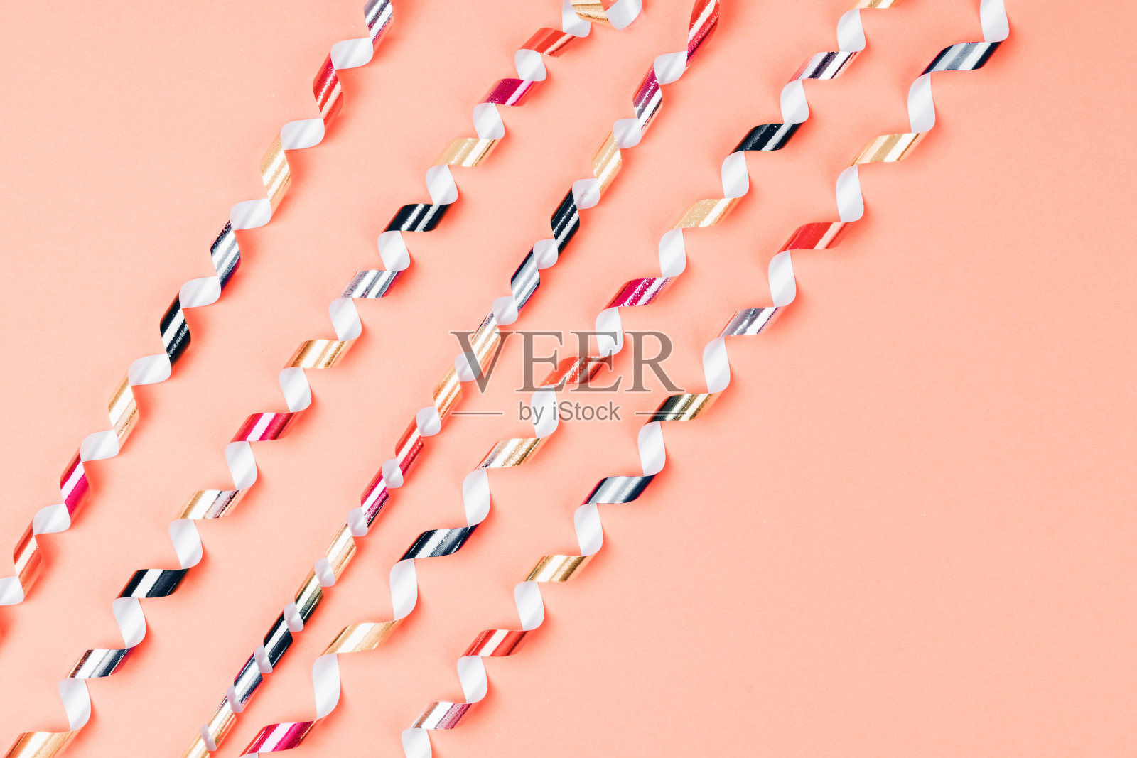 节日五彩纸屑丝带。照片摄影图片