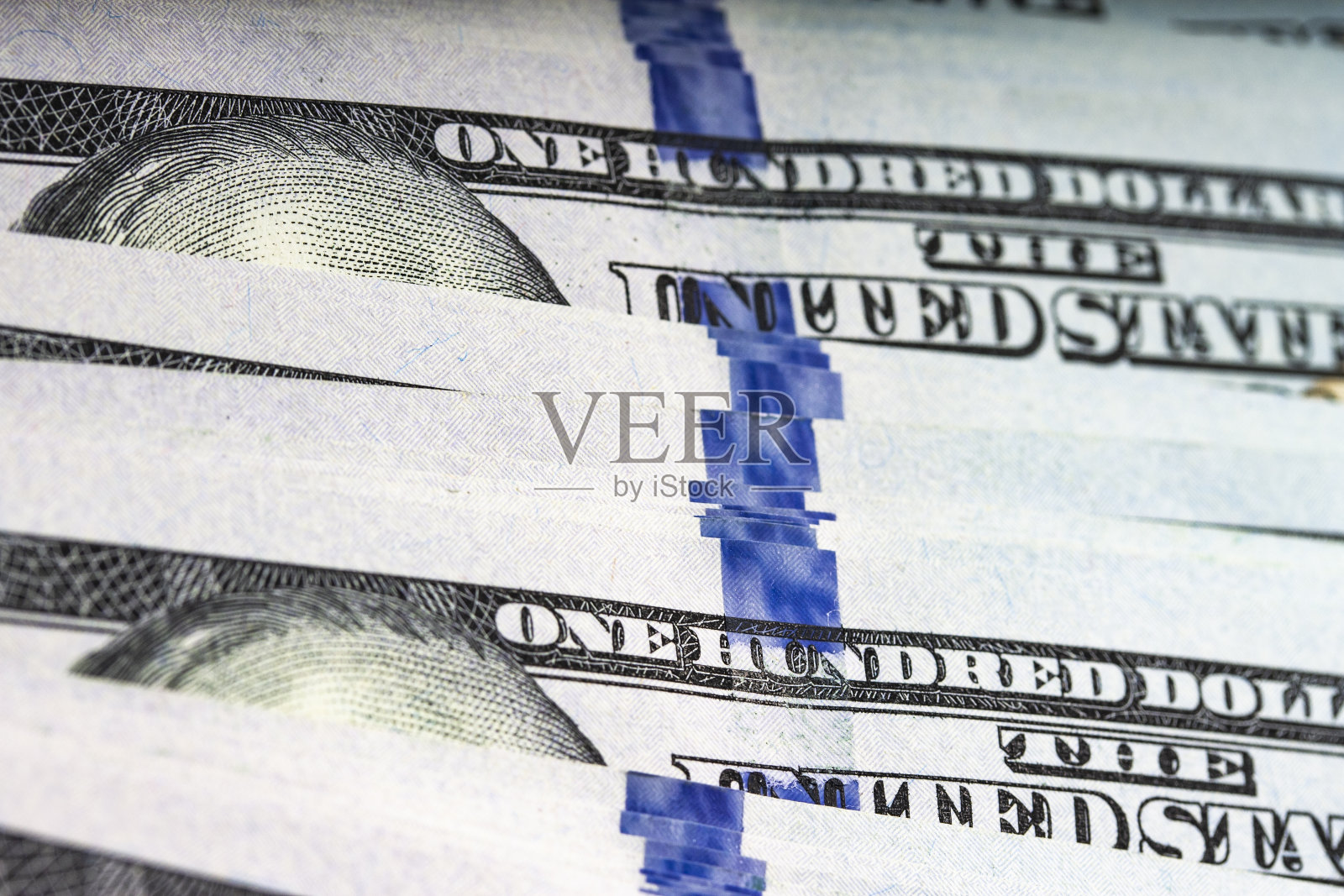 一排新的蓝色美国货币100美元的特写照片摄影图片