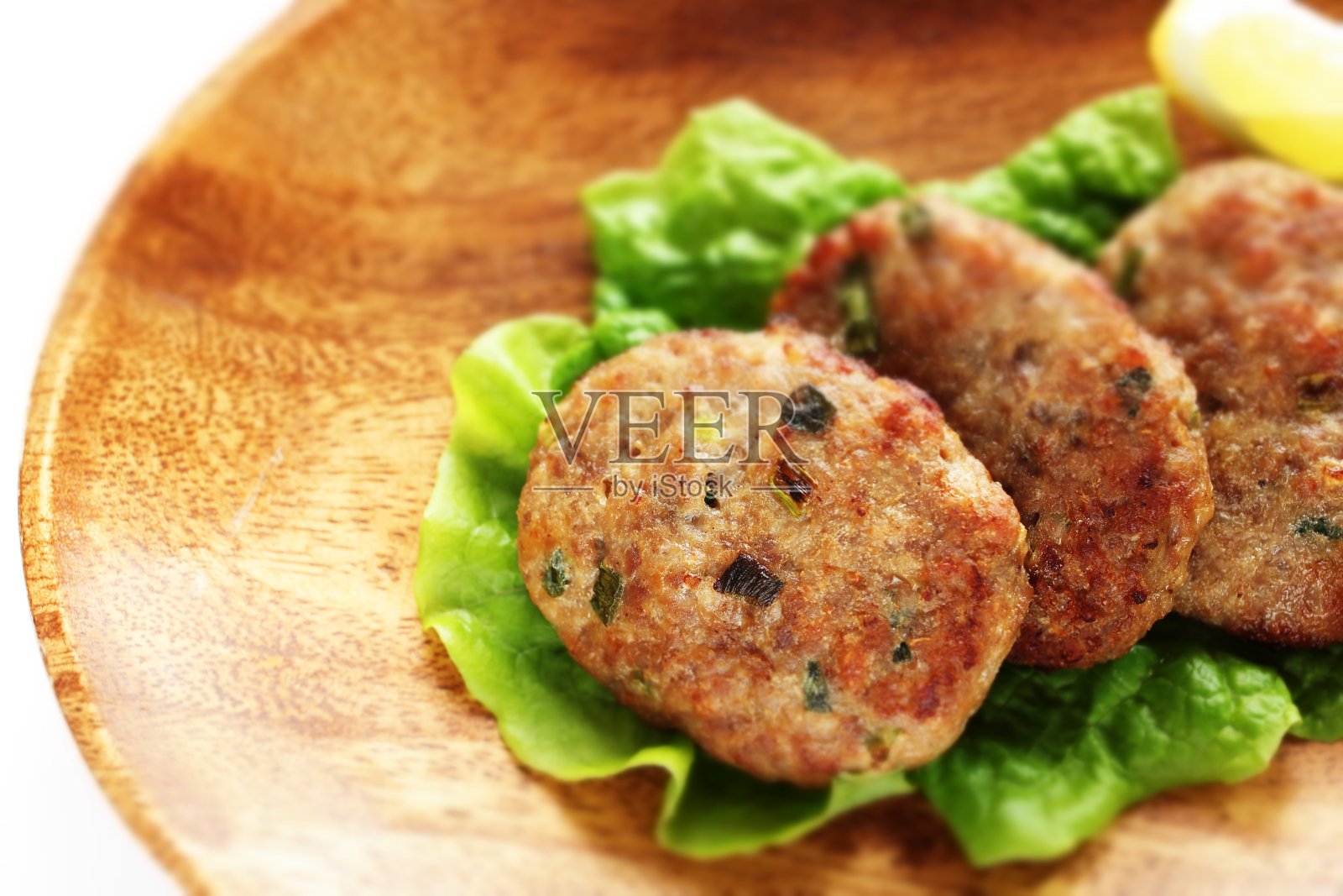 亚洲大葱汉堡放在木盘子里蒸照片摄影图片