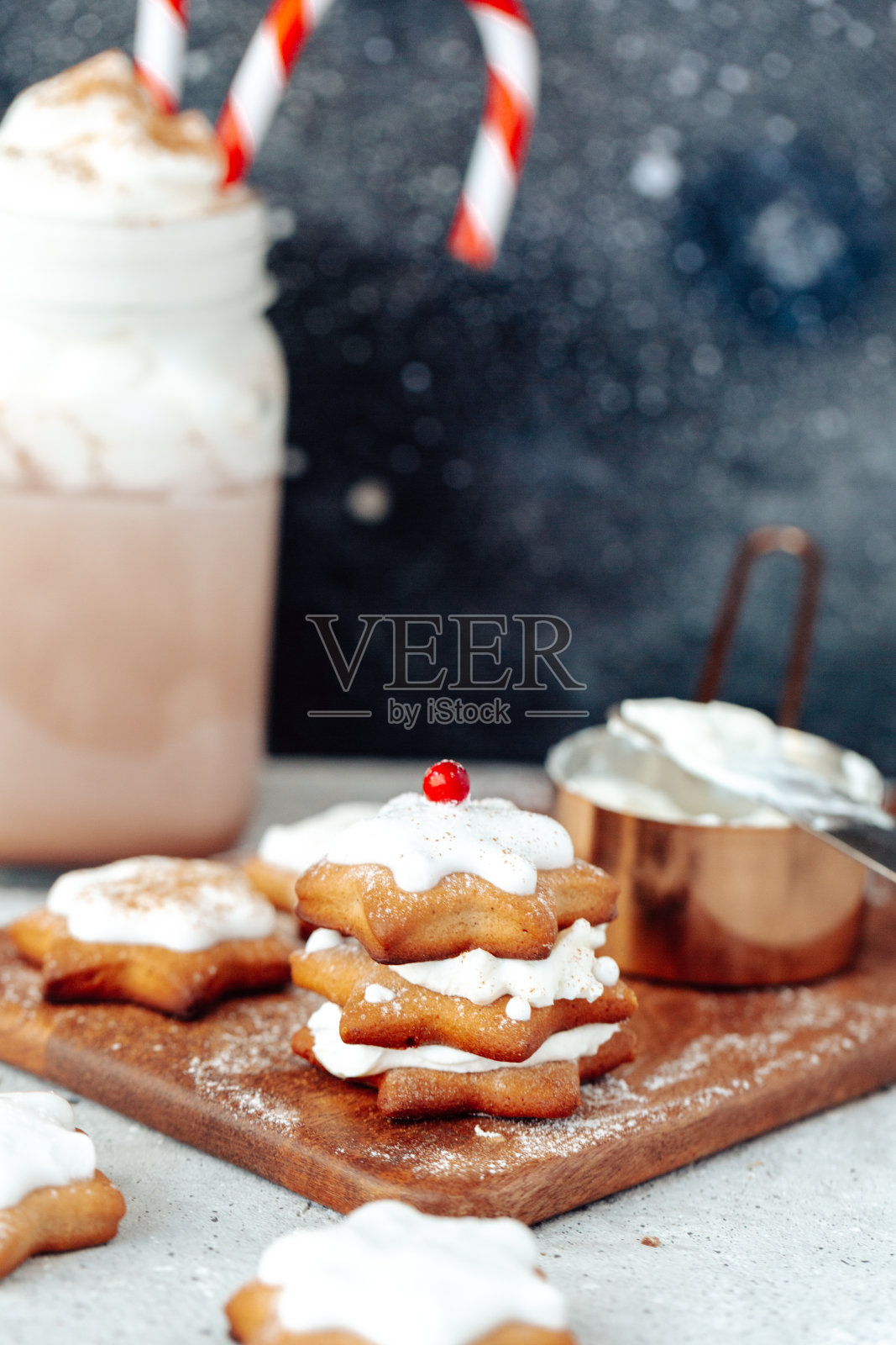 自制圣诞星形姜饼配芝士奶油照片摄影图片