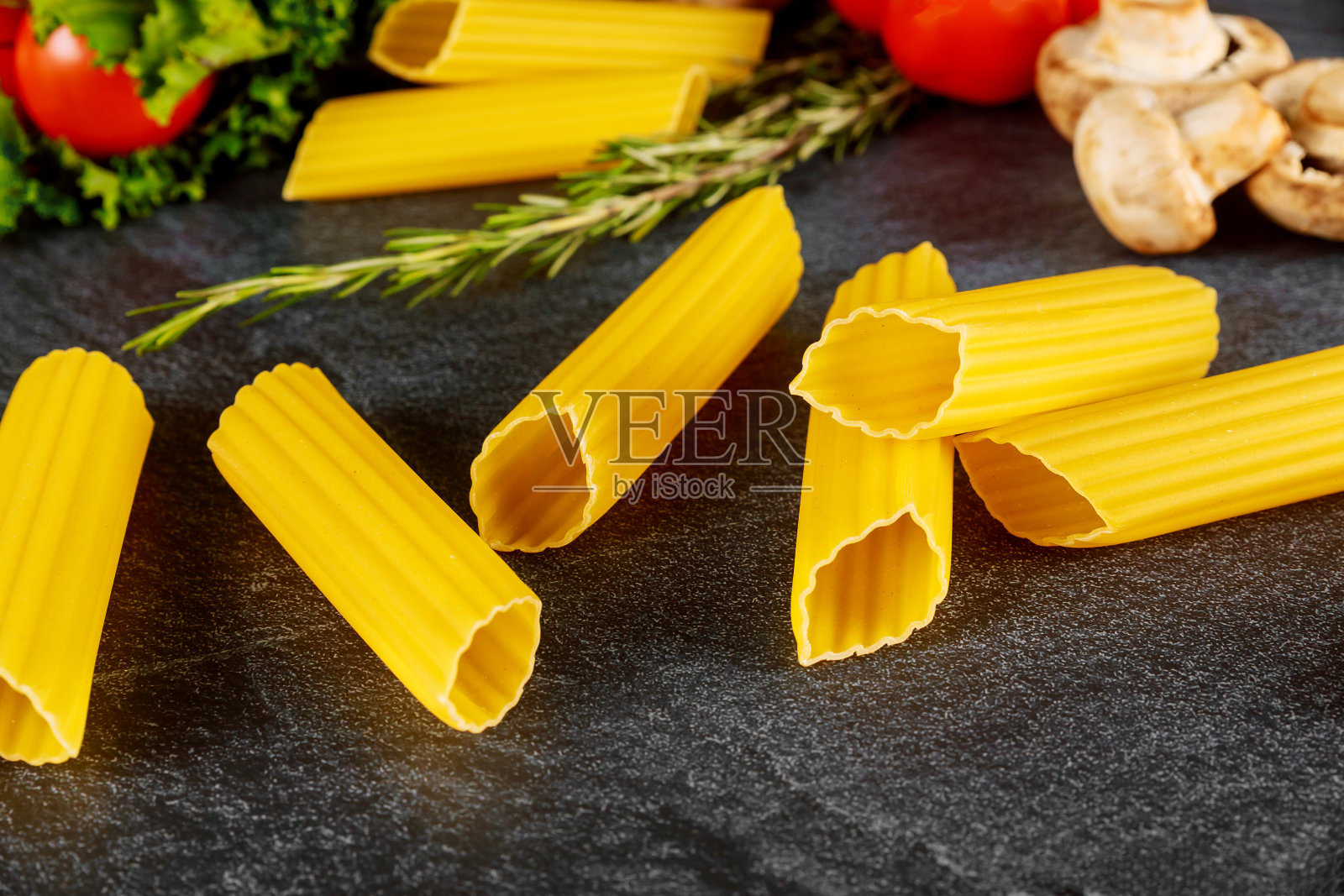 蘑菇番茄通心粉。照片摄影图片