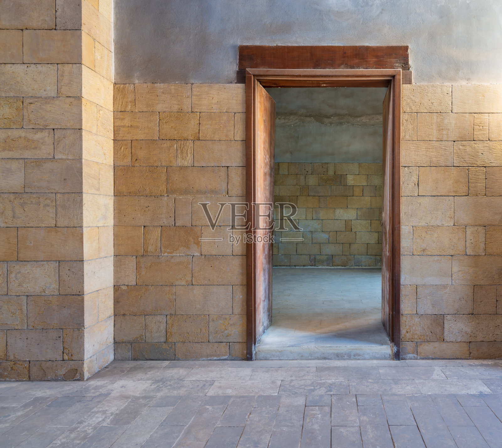 砖石墙上的开放式木门，露出带有砖墙的空房间照片摄影图片