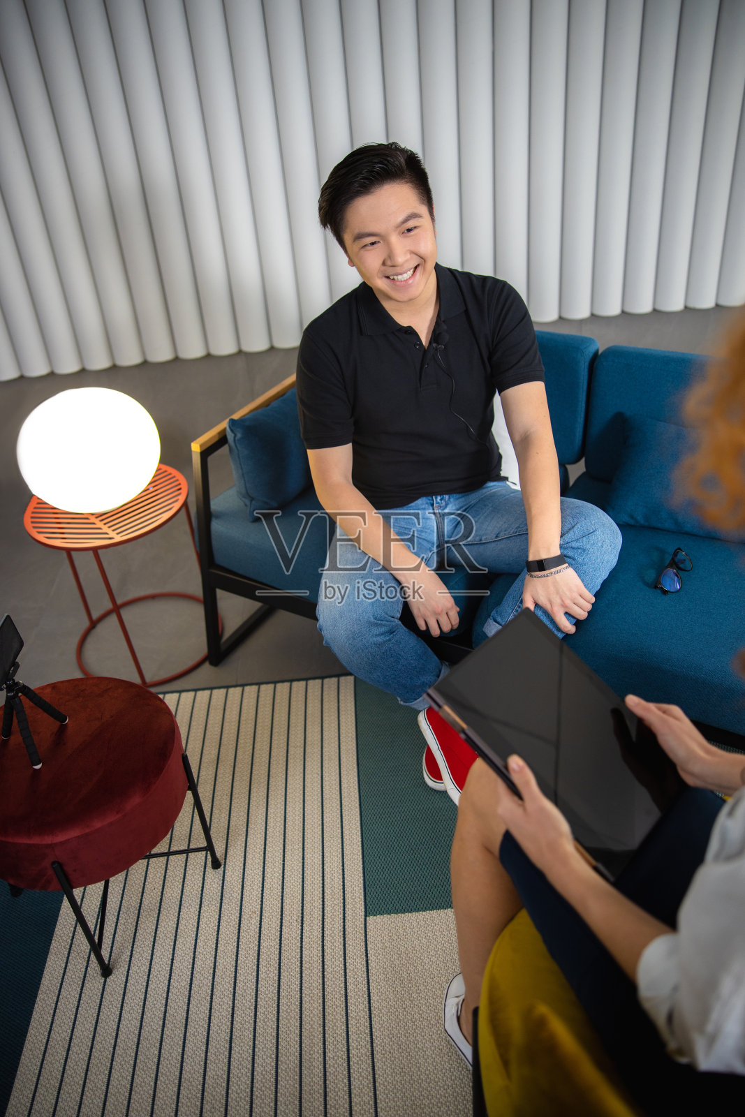 愉快的人在沙发上采访库存照片照片摄影图片