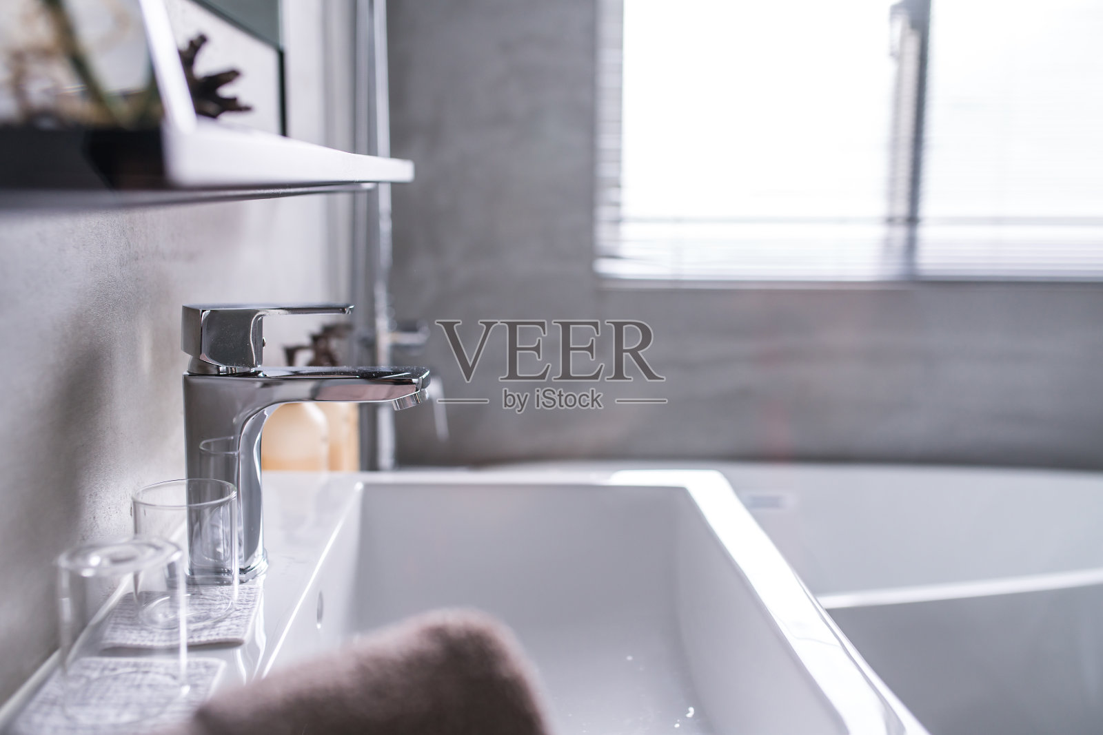 现代浴室水龙头，非常高端的水龙头，水槽，和柜台在一个豪华浴室照片摄影图片