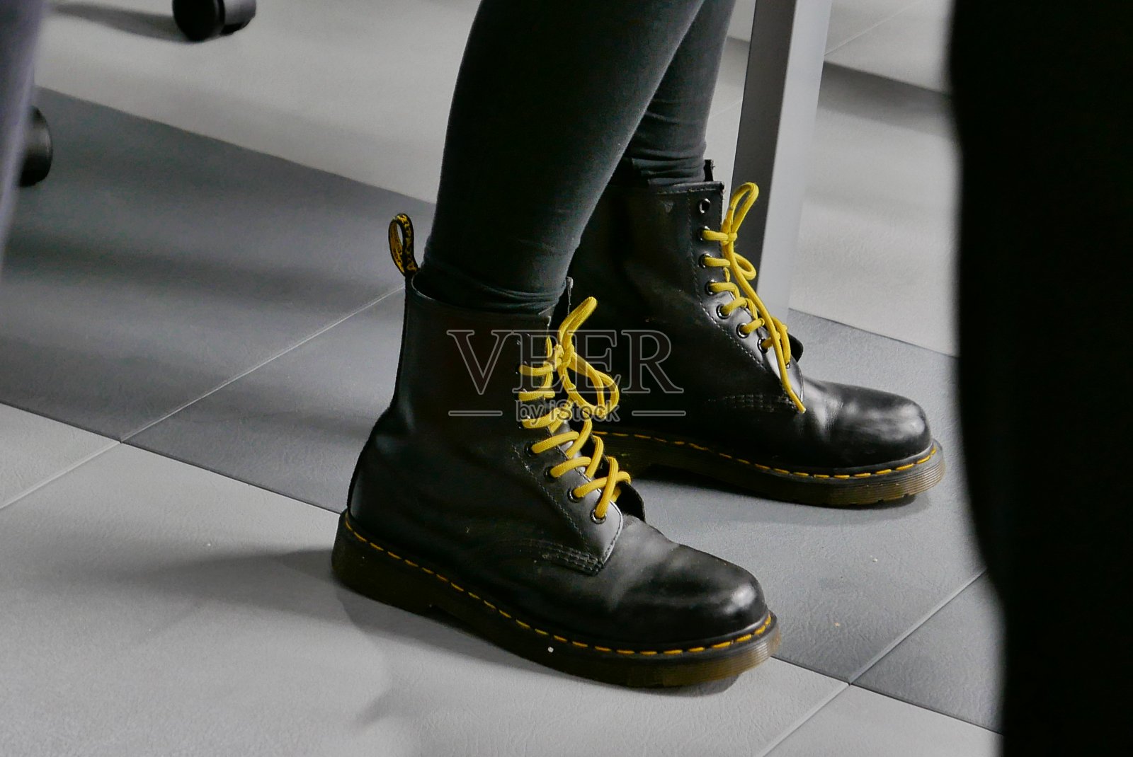 黑色的鞋子，系着黄色的鞋带照片摄影图片