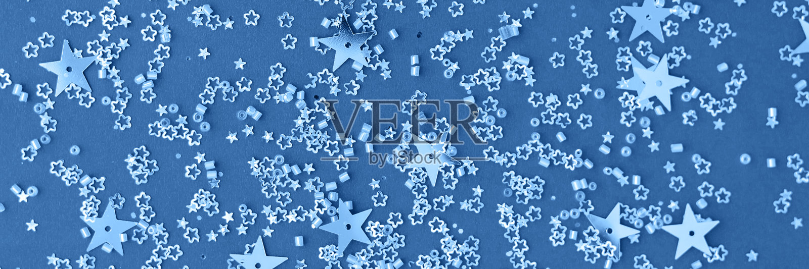 旗帜与精致的星星五彩纸屑在蓝色的背景。创意和忧郁的颜色的图片。照片摄影图片