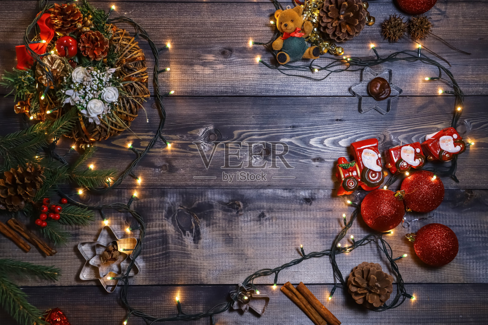 黑暗的桌面上有一幅用树枝做成的新年画像照片摄影图片