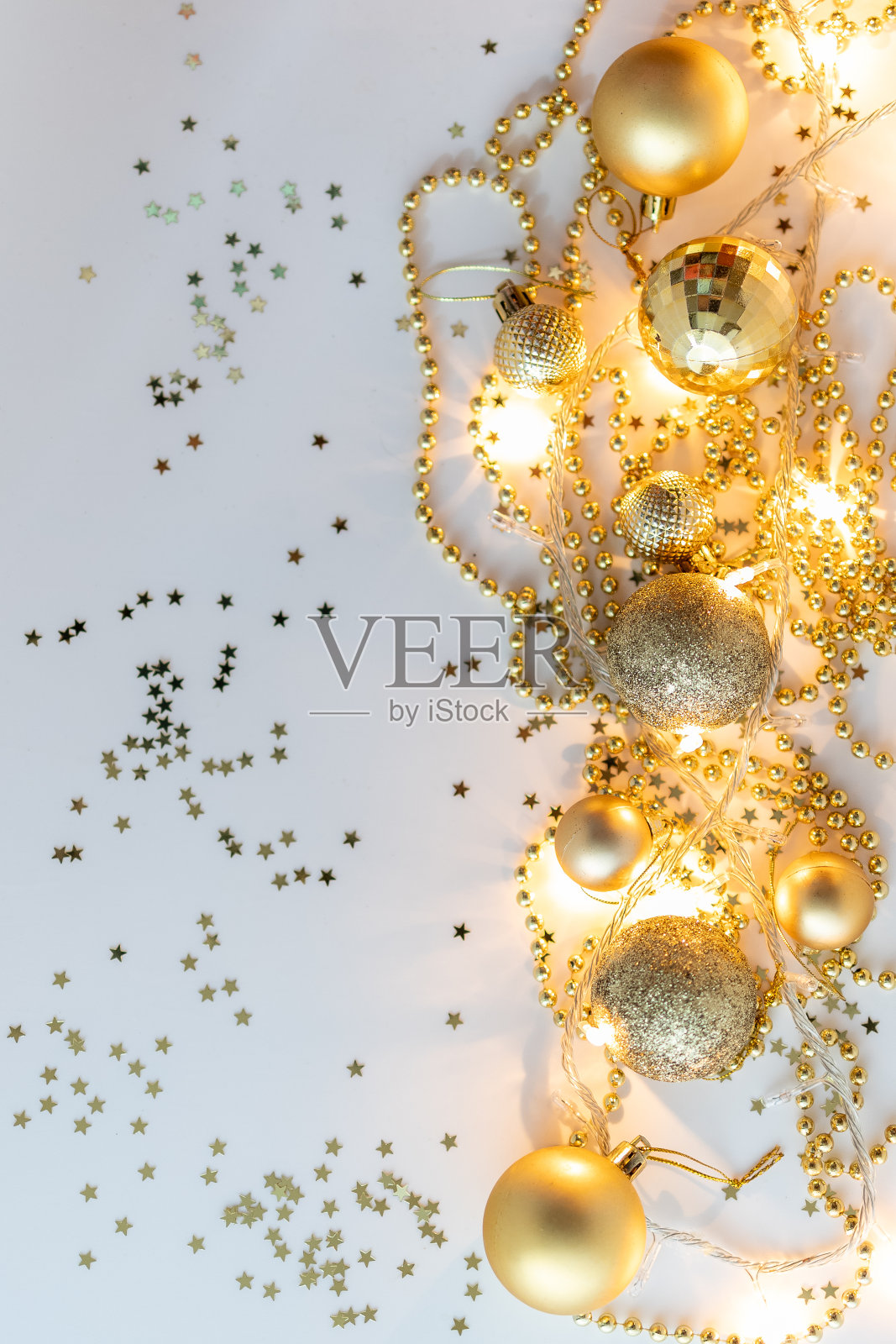 圣诞假期组成，金色的圣诞装饰品和花环与黄色背景与文本复制空间的顶视图。模糊。平的。冬天,明信片模板照片摄影图片