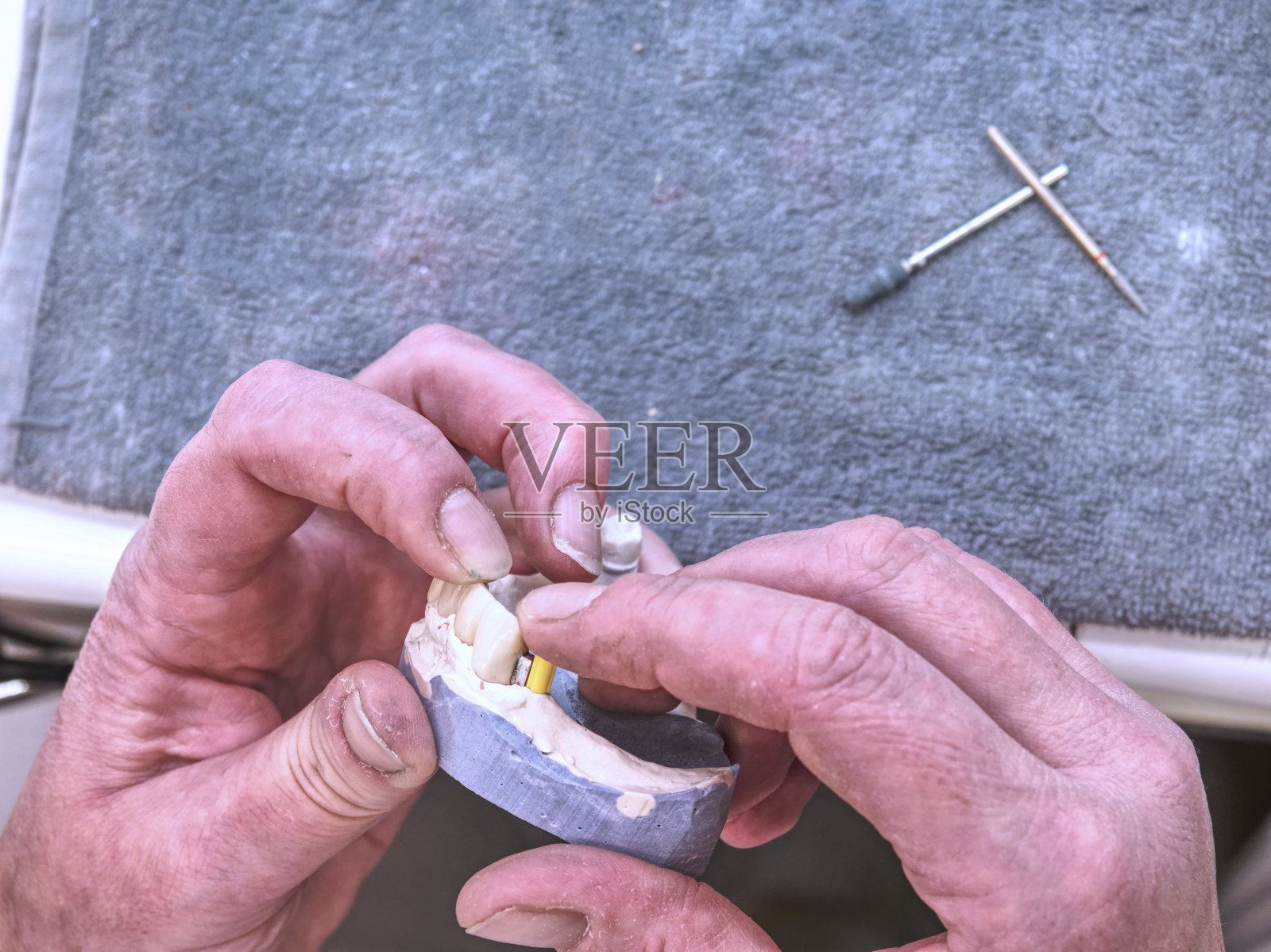 金属陶瓷冠的精度。牙科技师正在工作照片摄影图片