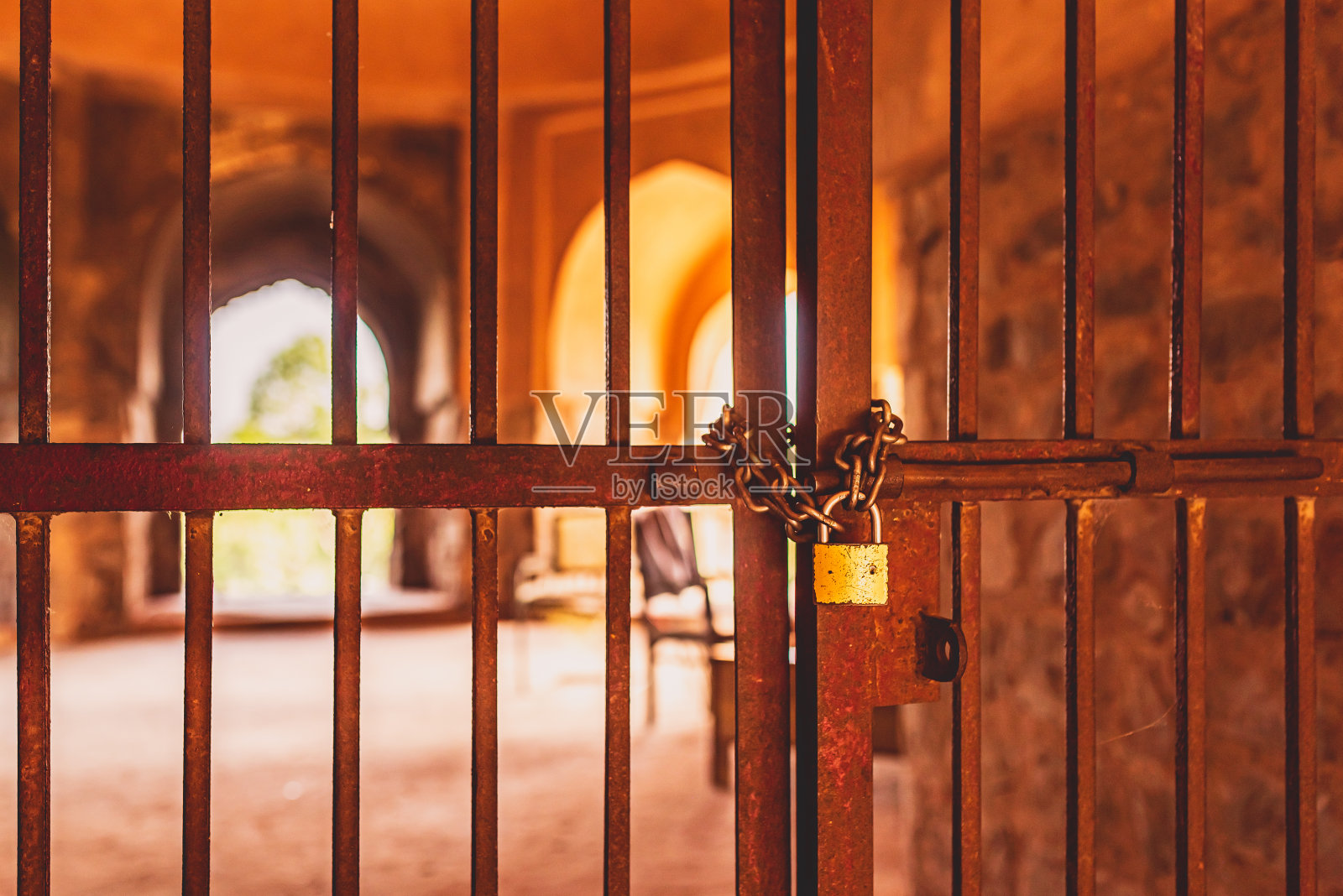 禁止旅游和丧失抵押品赎回权的概念在一个历史上锁定的纪念碑门。照片摄影图片