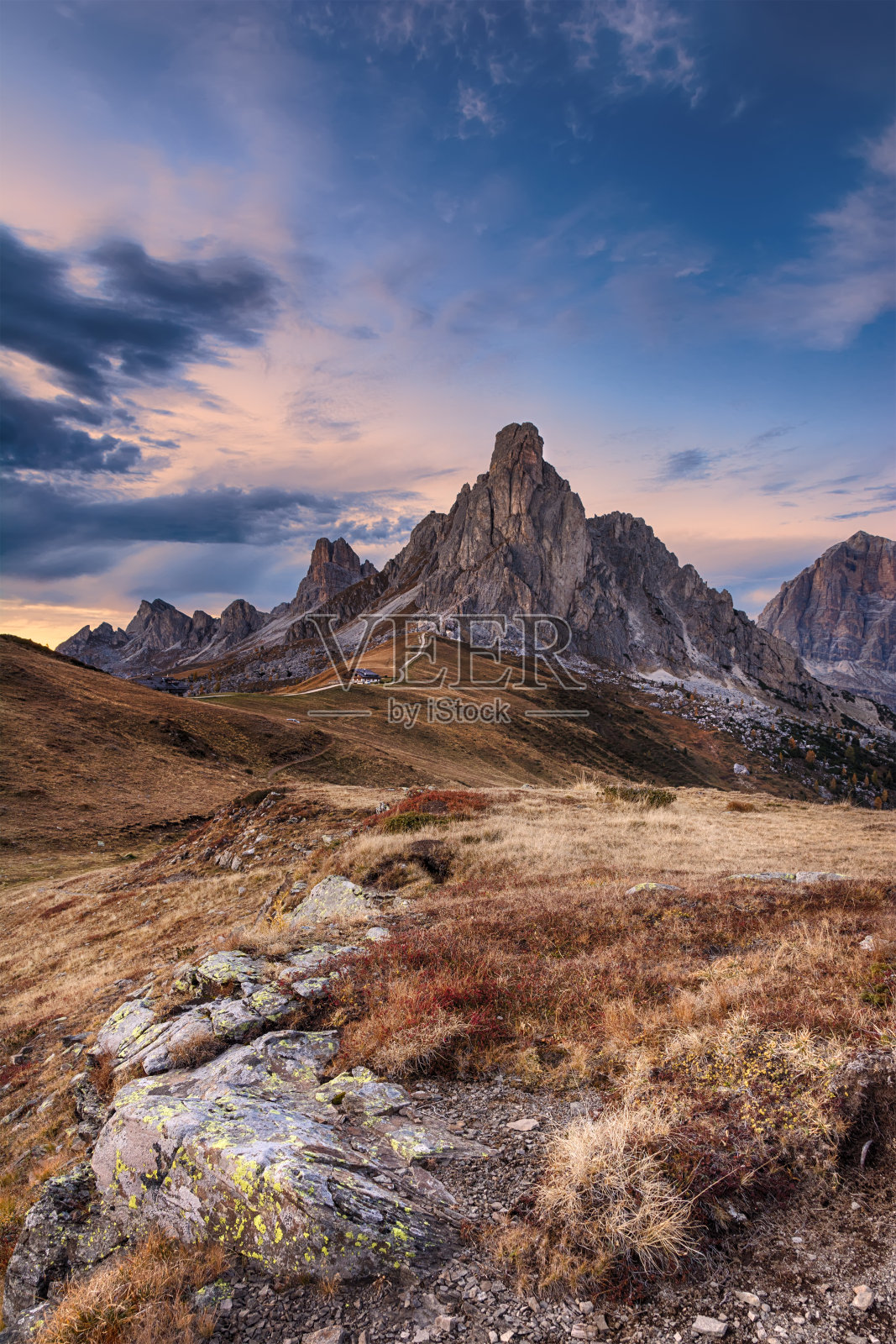 日落美景美丽的秋天白云石阿尔卑斯山照片摄影图片