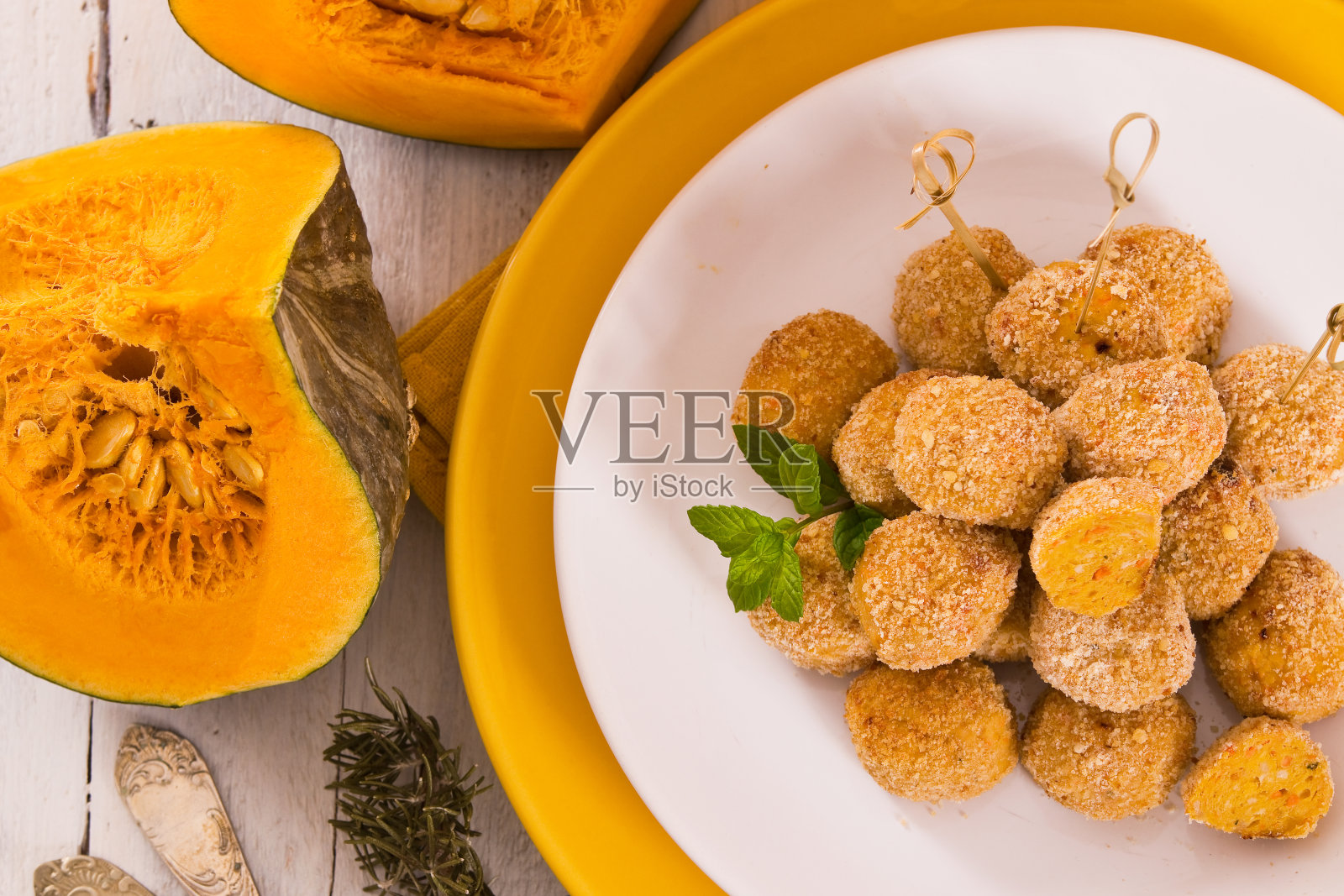 南瓜鸡肉丸。照片摄影图片