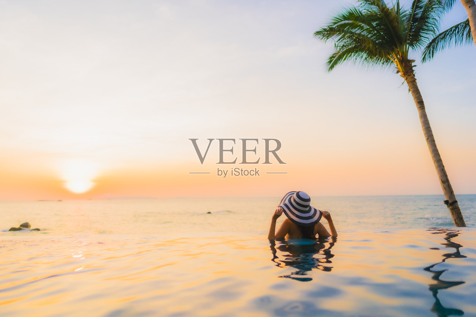 肖像美丽的年轻亚洲妇女快乐的微笑放松周围的室外游泳池照片摄影图片