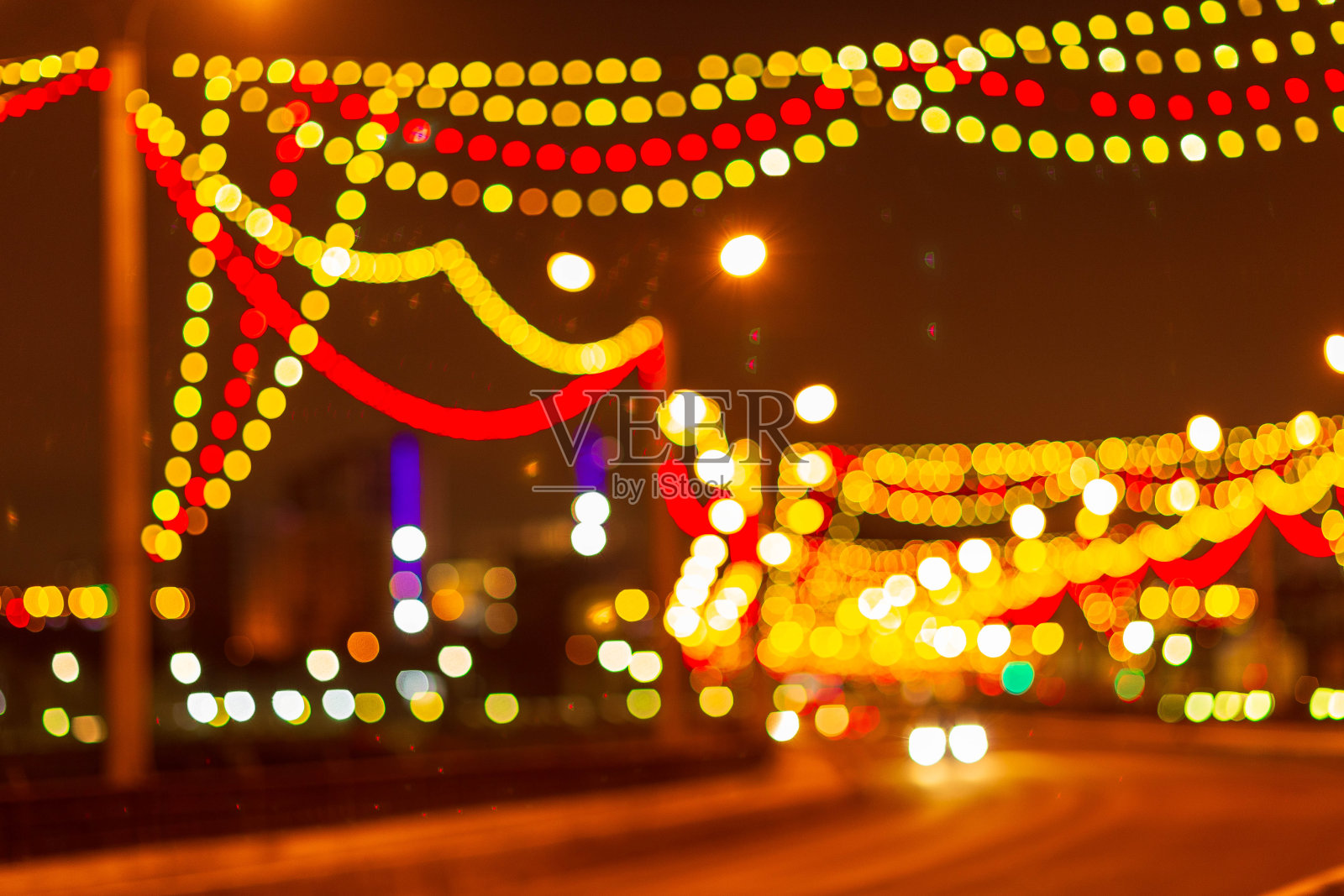 在切博克萨利拍摄的12月的一个晚上，大坝和道路上过往的汽车在新年照明照片摄影图片