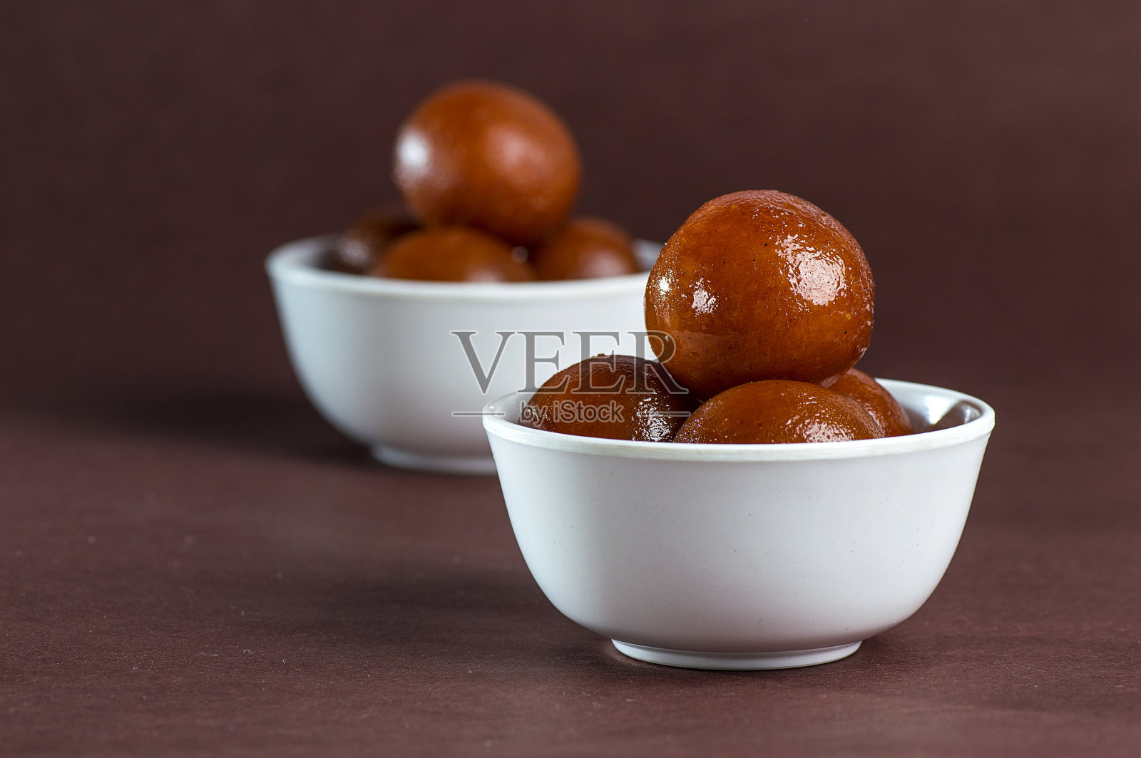 印度甜点或用勺子盛在碗里的甜碟照片摄影图片