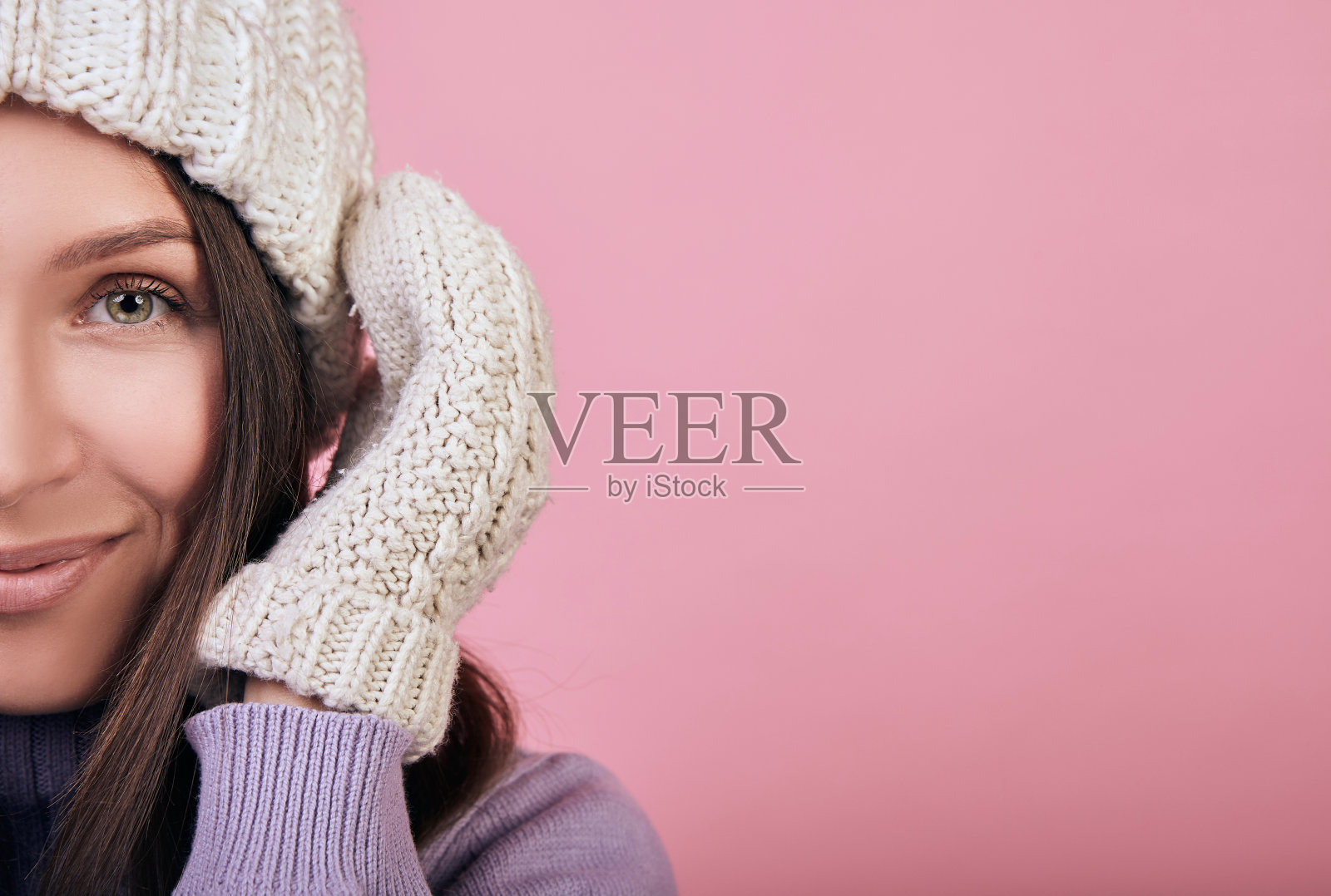 在寒冷的季节里，她有着深棕色的头发，面带微笑，神情平静照片摄影图片