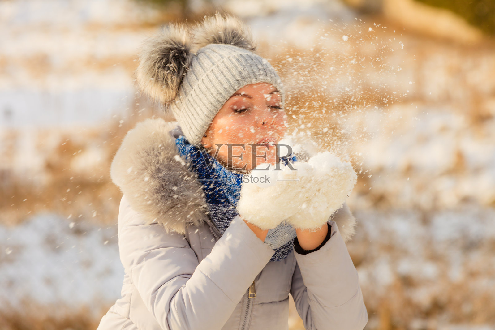 妇女在冬天穿暖和的衣服照片摄影图片