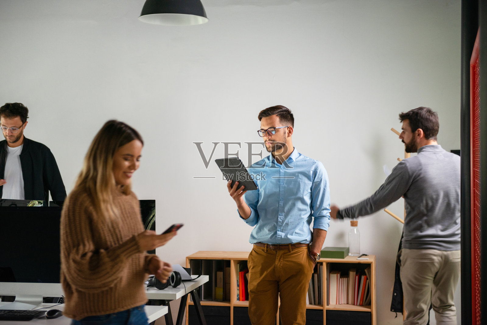 创造性的人在办公室工作照片摄影图片