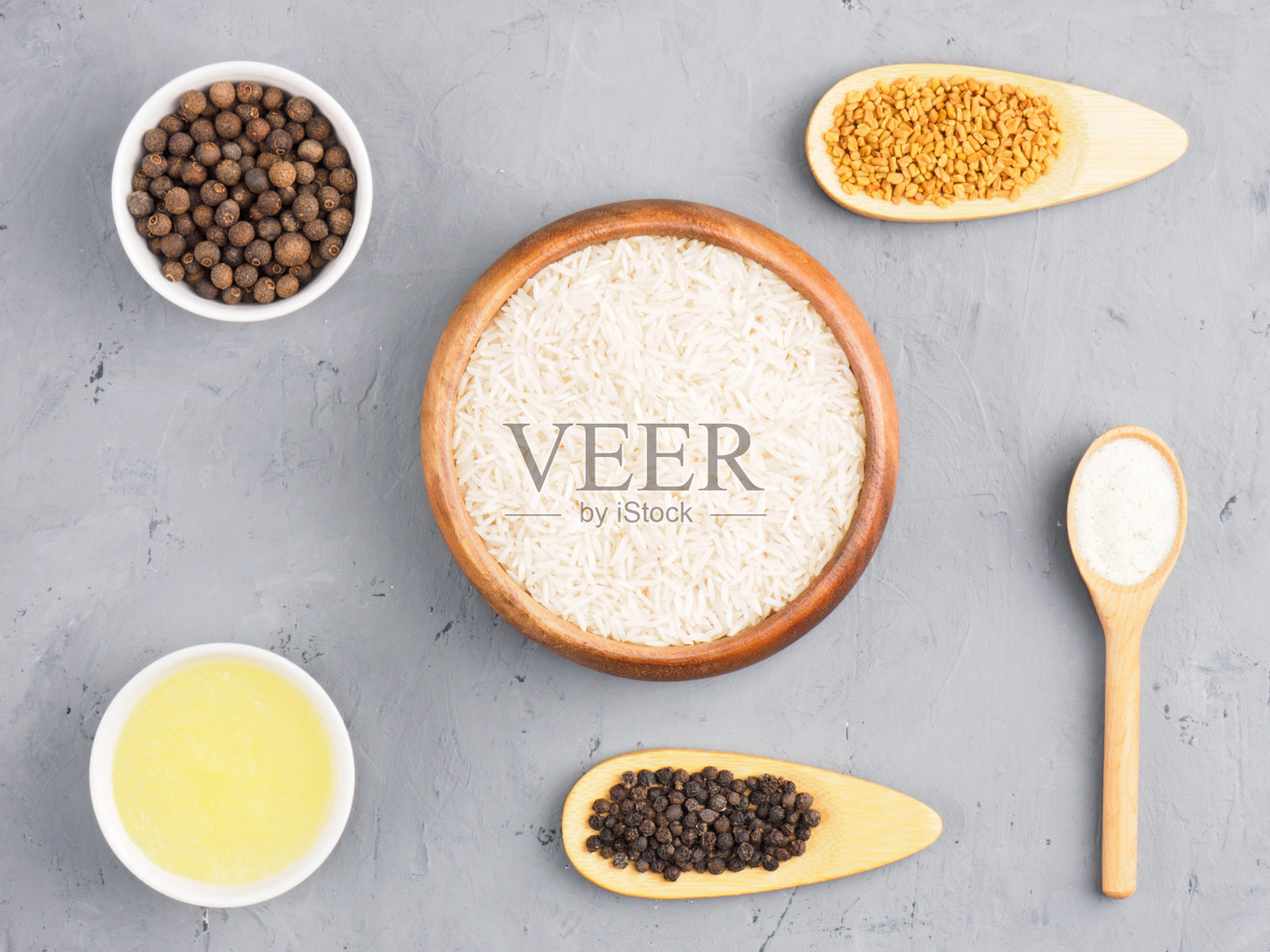 制作印度香米的原料:黄油，多香果，胡芦巴，盐，黑胡椒。健康饮食的概念照片摄影图片