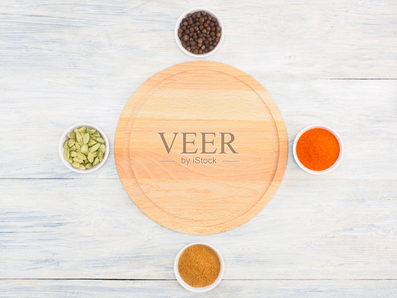 圆形厨房砧板和烹饪材料:多香果，辣椒，香料，小豆蔻。健康饮食的概念照片摄影图片