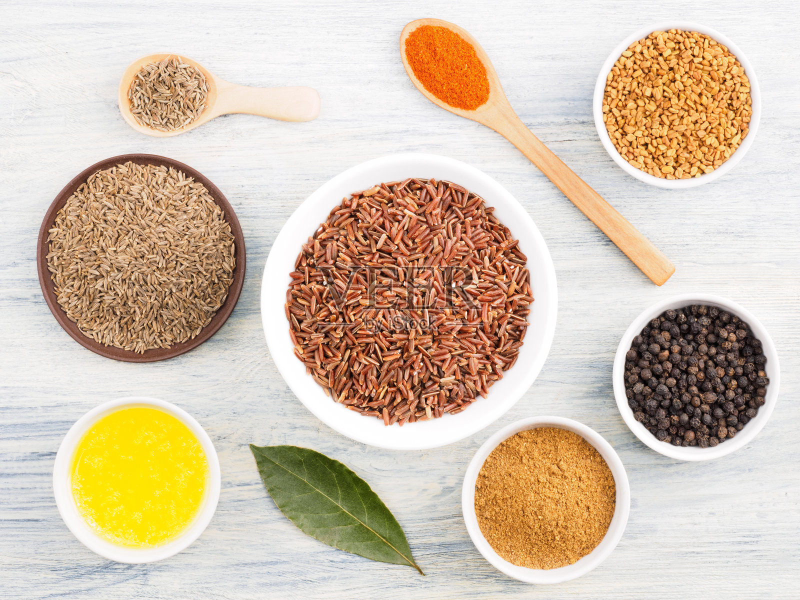 糙米食材:黄油、月桂叶、孜然、胡芦巴、红辣椒、马沙拉、黑胡椒。健康饮食的概念照片摄影图片