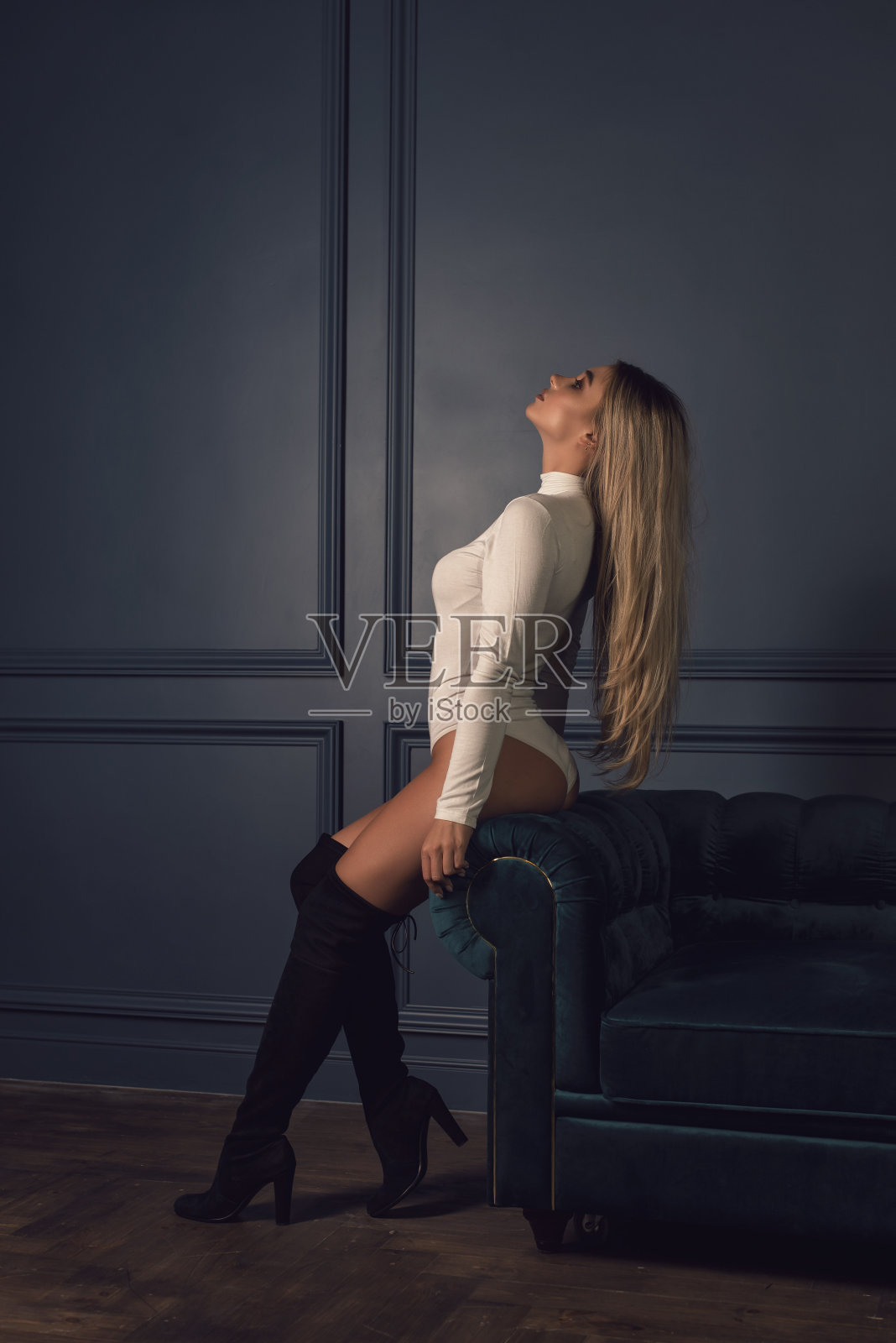 时尚的照片为一个年轻的金发女郎照片摄影图片