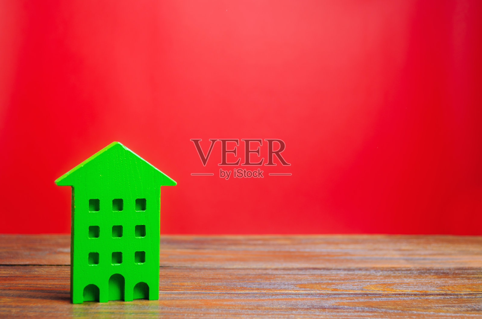 红色背景上的微型木屋照片摄影图片