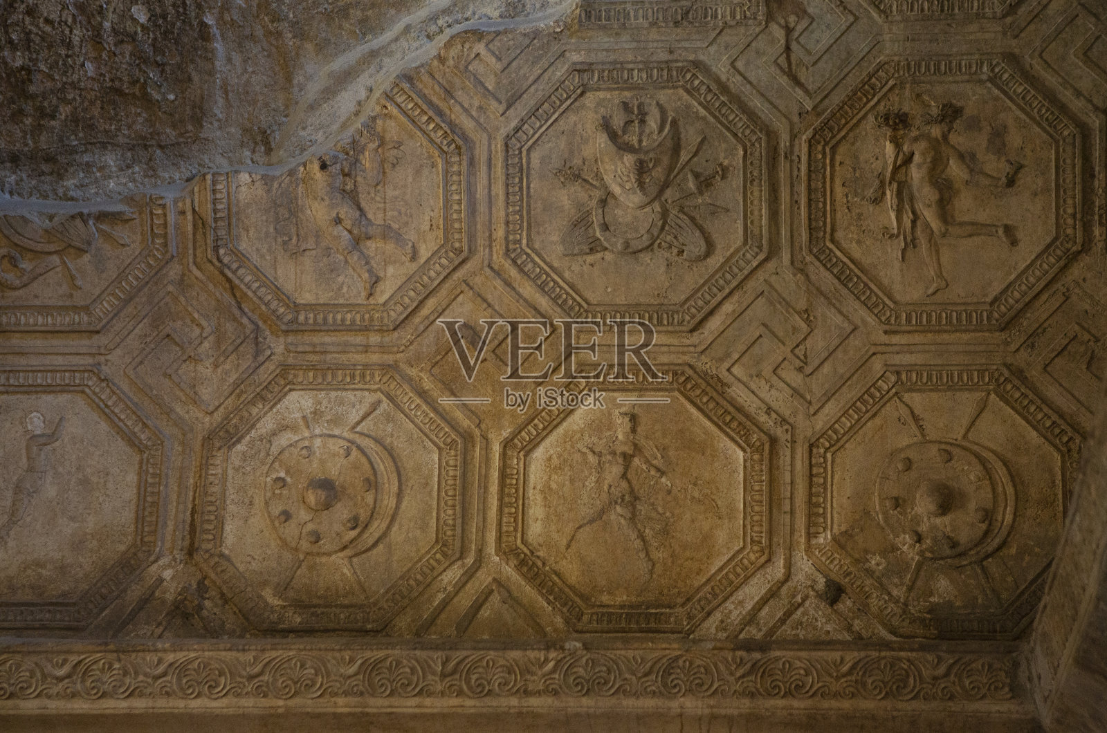 庞贝古城是位于意大利那不勒斯附近的一座古罗马城市，公元79年在维苏威火山爆发时被火山灰和浮石掩埋。照片摄影图片