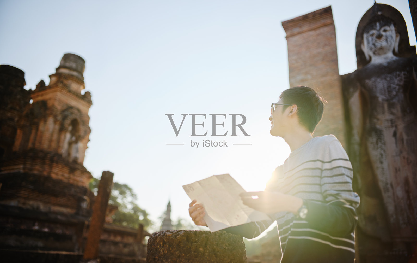 年轻的泰国男性游客与地图在素可泰历史公园泰国照片摄影图片