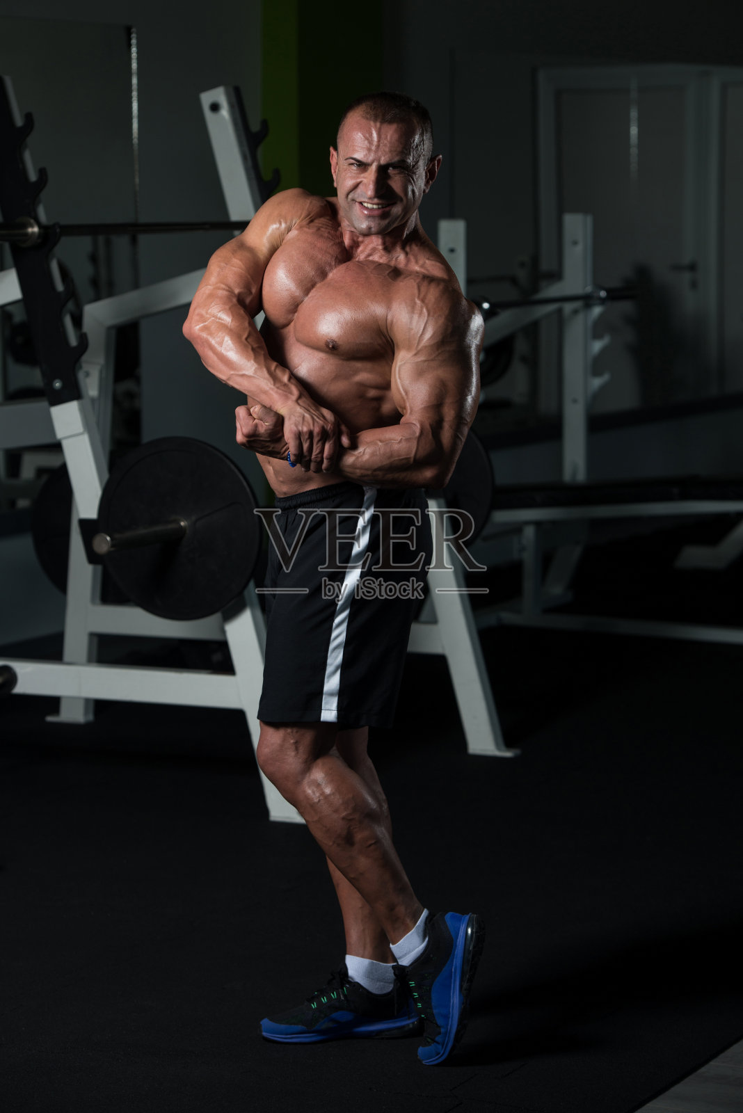 坚强地站在体育馆里照片摄影图片