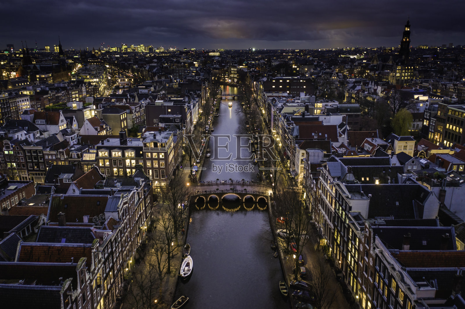 阿姆斯特丹城市运河在夜晚与一个发光的天际线照片摄影图片