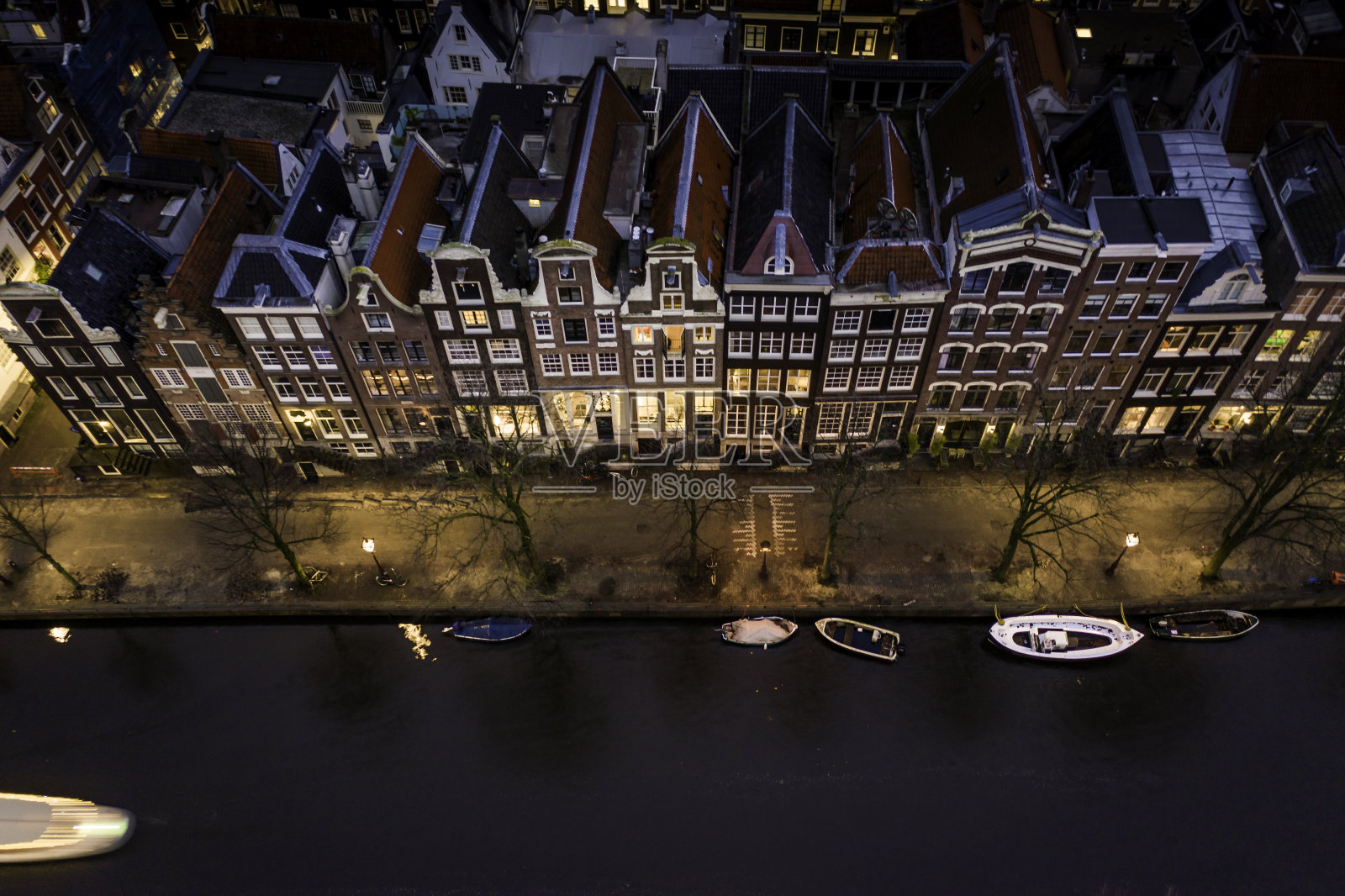夜晚阿姆斯特丹运河岸边的房子照片摄影图片