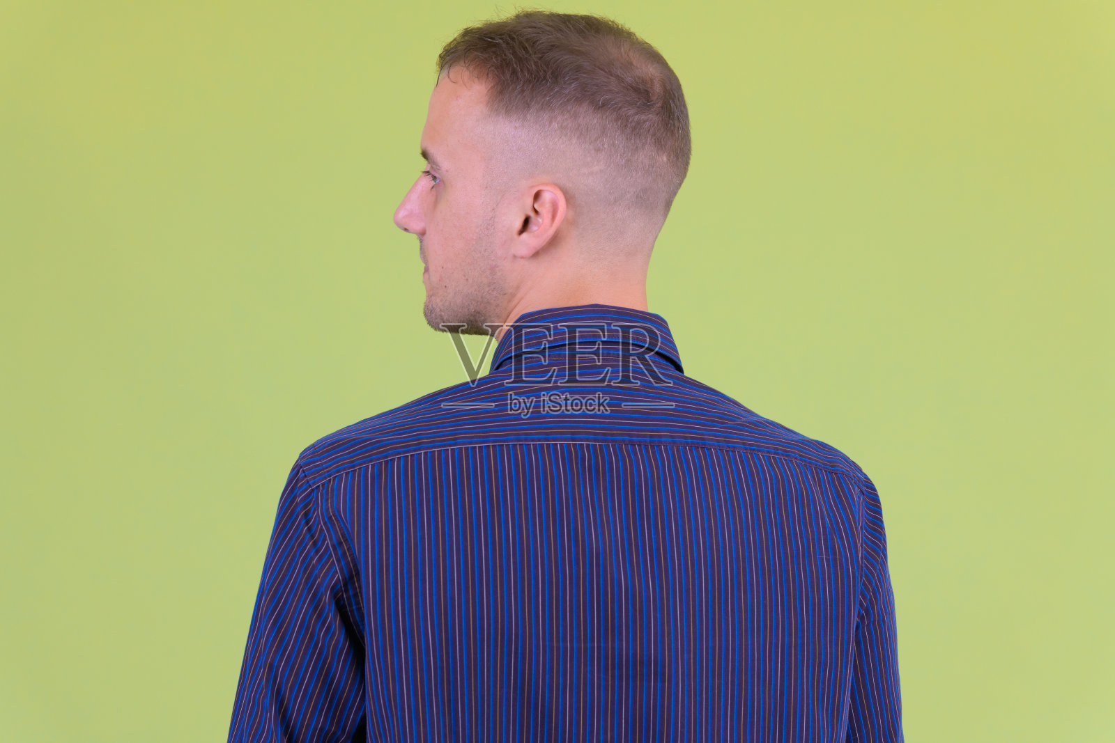 商人回头看的特写后视图照片摄影图片