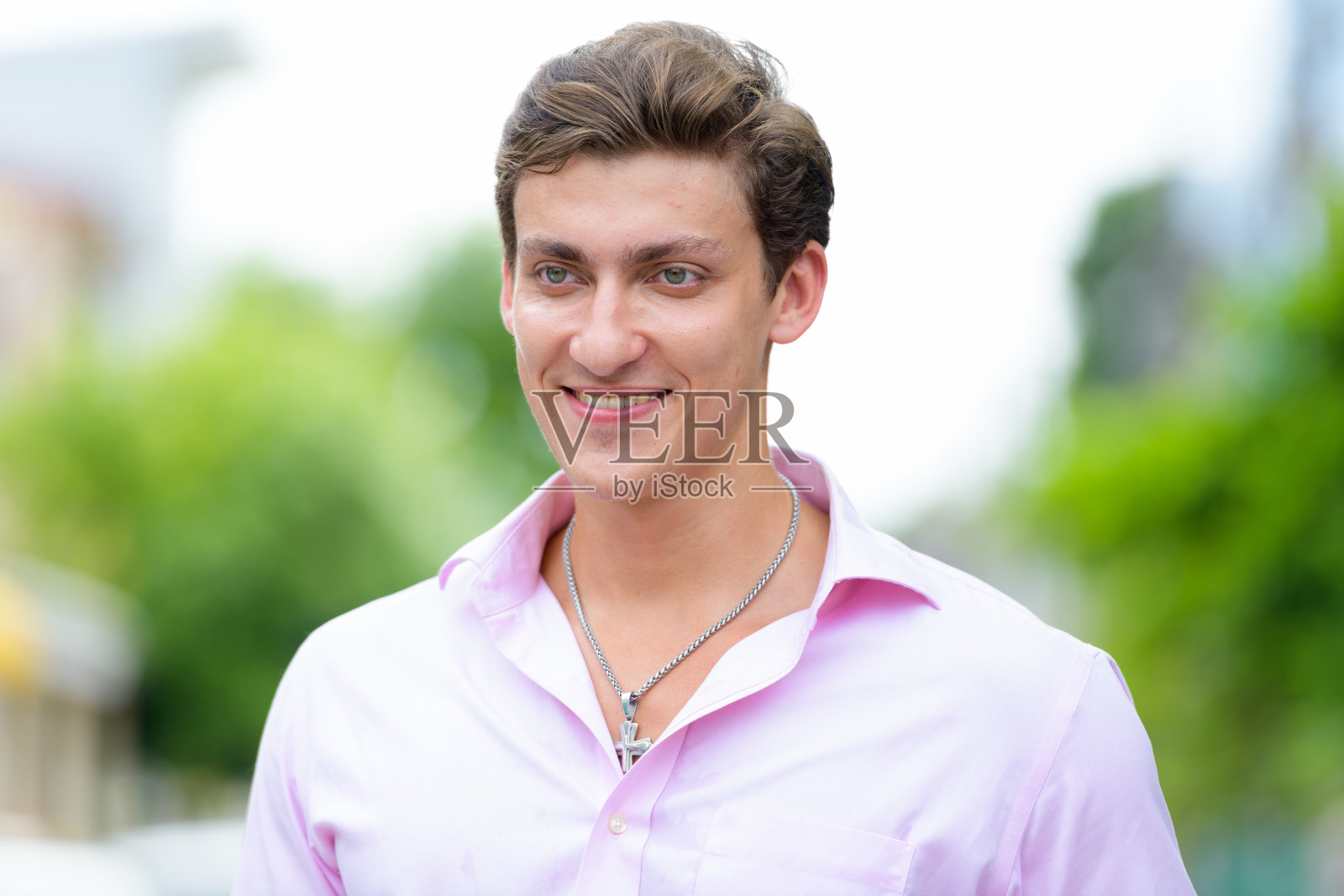 面对快乐年轻英俊的商人想着户外照片摄影图片