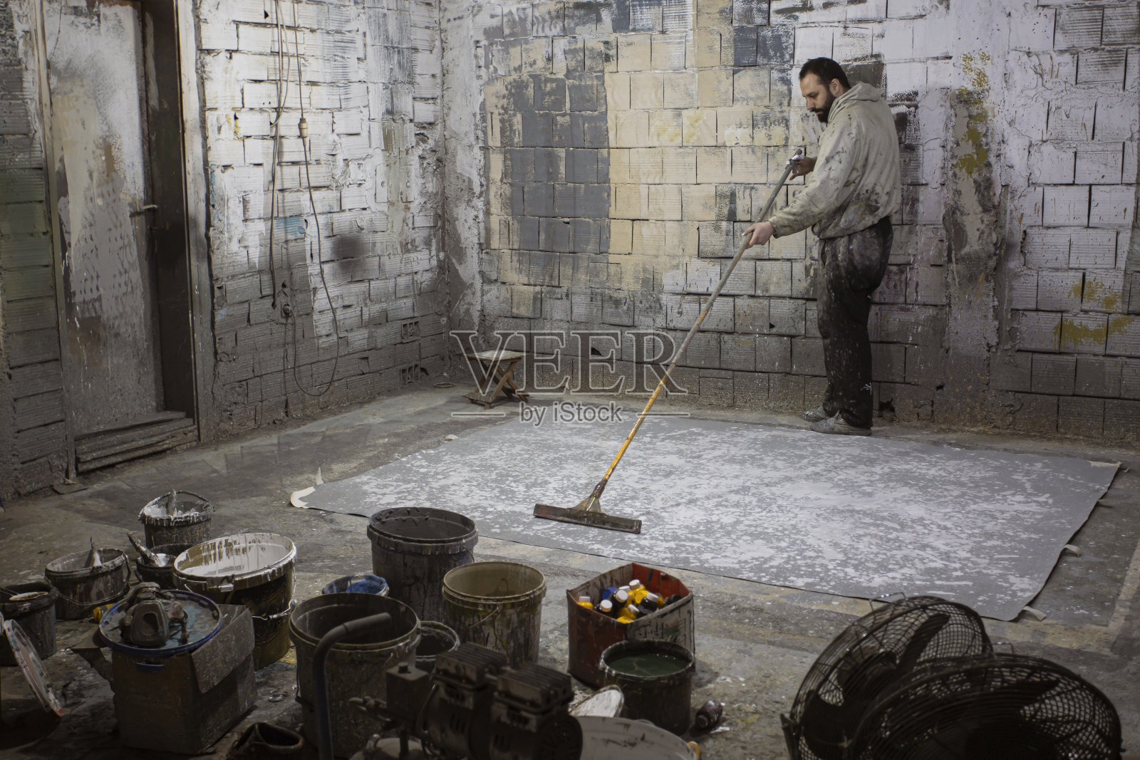 一位年轻的艺术家正在画布上作画照片摄影图片