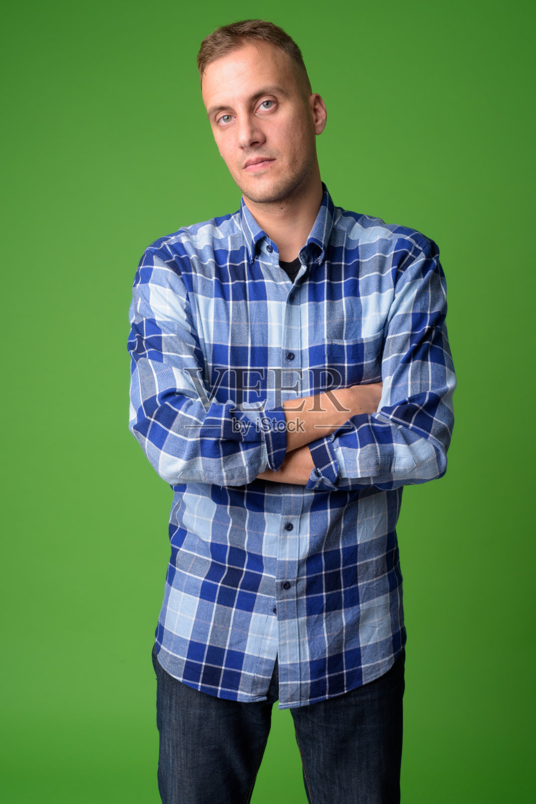 帅气的潮男双臂交叉的肖像照片摄影图片