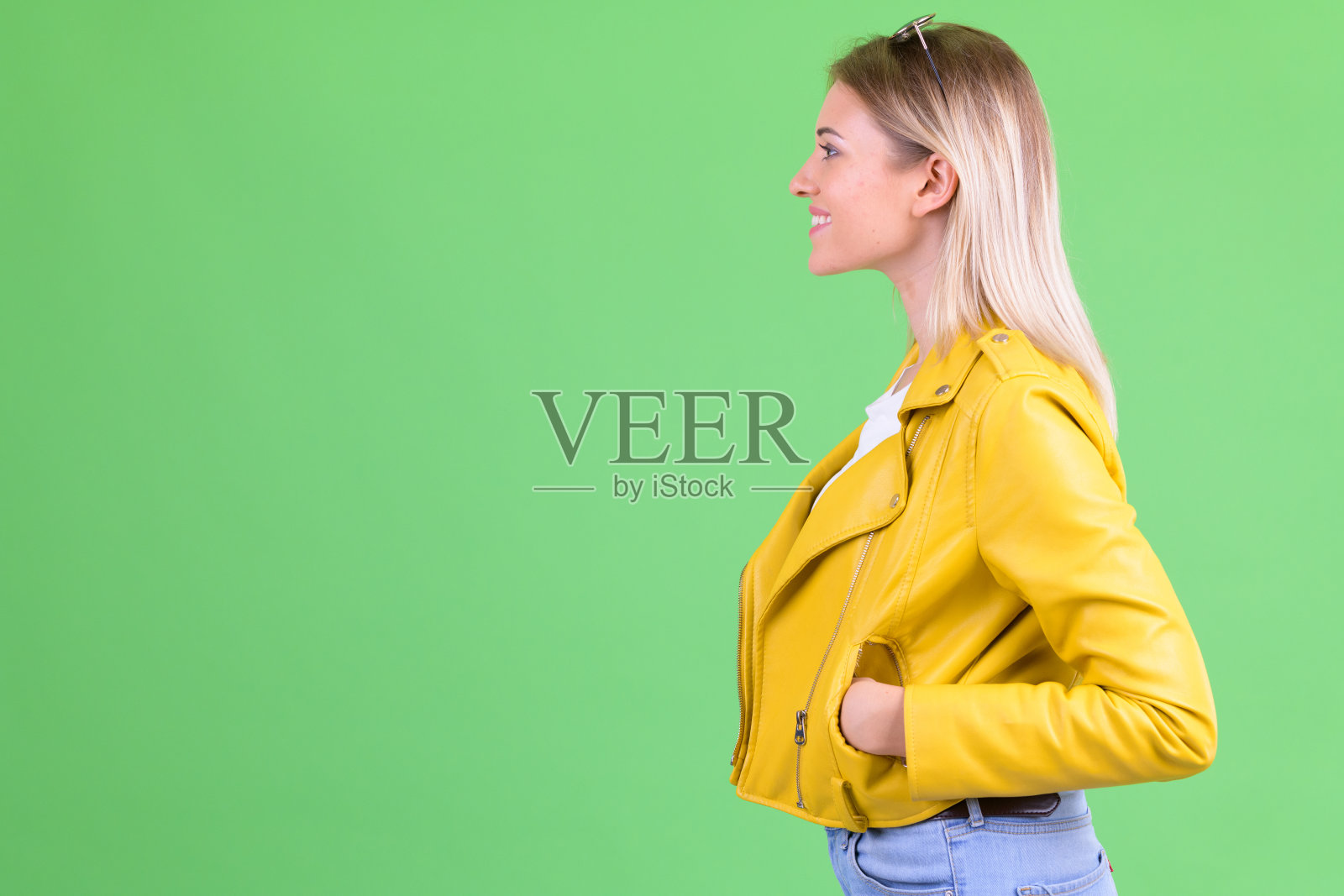 侧面的快乐年轻叛逆的金发女人微笑照片摄影图片