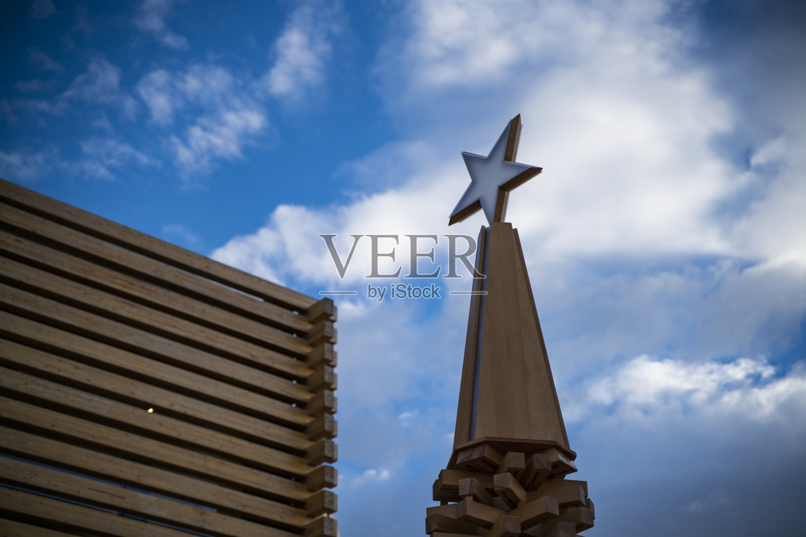 多云的蓝天和装饰星形木材照片摄影图片