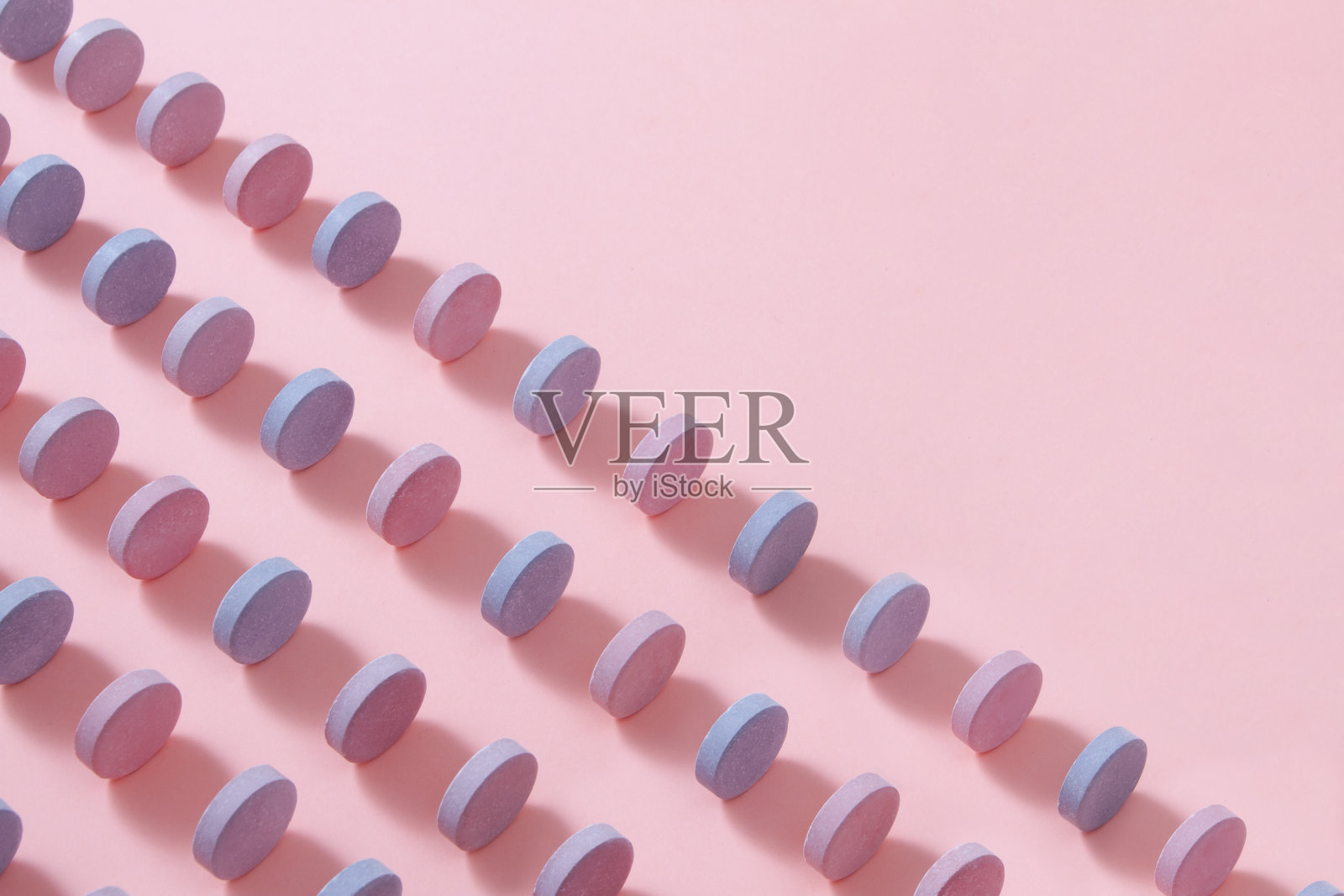 泡腾片软粉色背景照片摄影图片