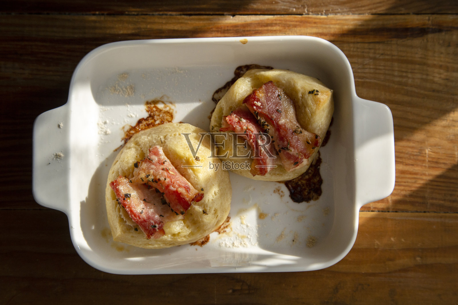 自制早餐:烤培根小面包照片摄影图片