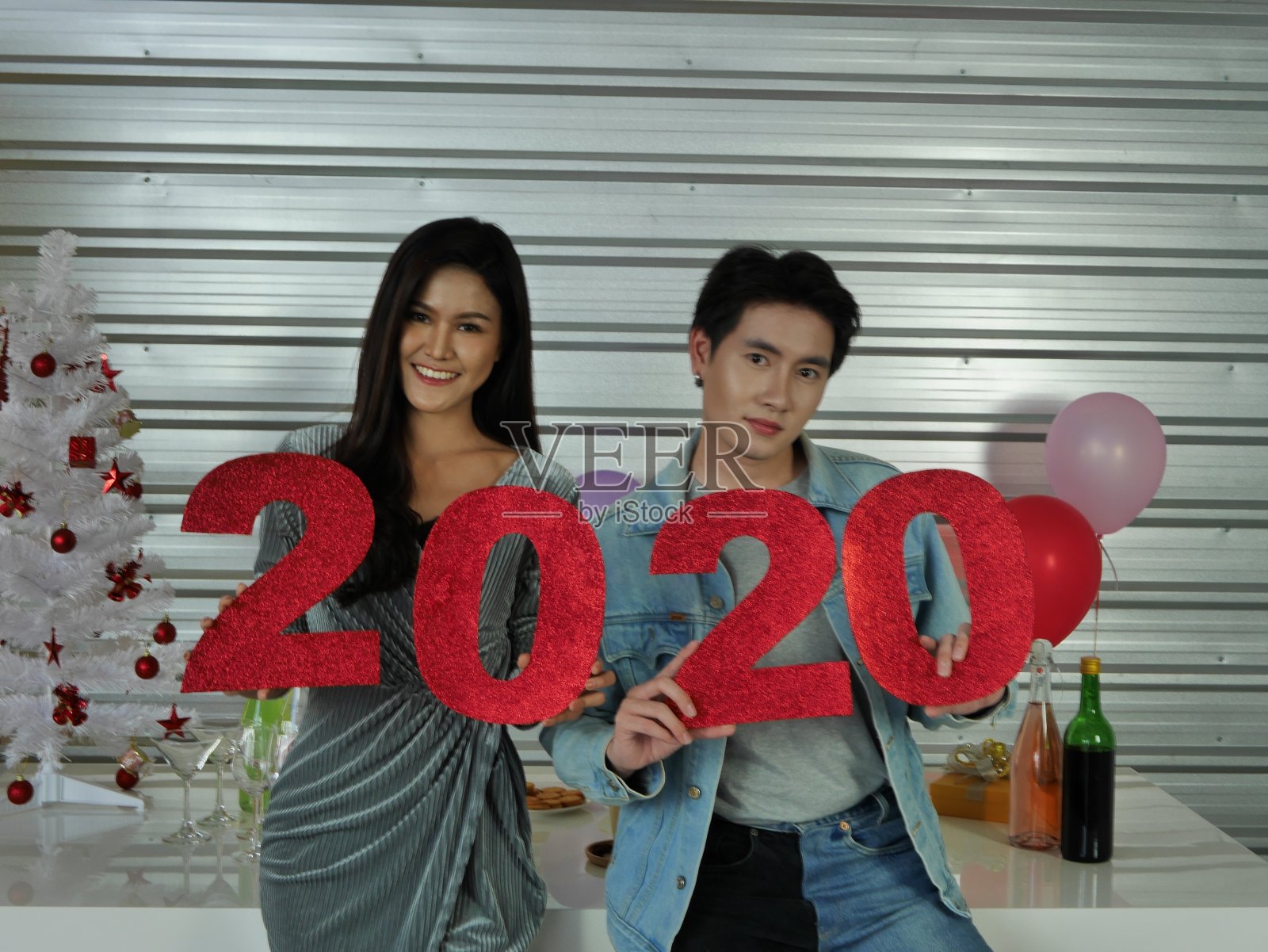 夫妇男女假日派对新年和圣诞2020照片摄影图片